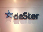 โลโก้ Dester สีเทา 3 มิติ ดาวสีน้ำเงิน ป้ายบริษัทอักษรโลหะทำสี