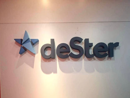 โลโก้ Dester สีเทา 3 มิติ ดาวสีน้ำเงิน ป้ายบริษัทอักษรโลหะทำสี