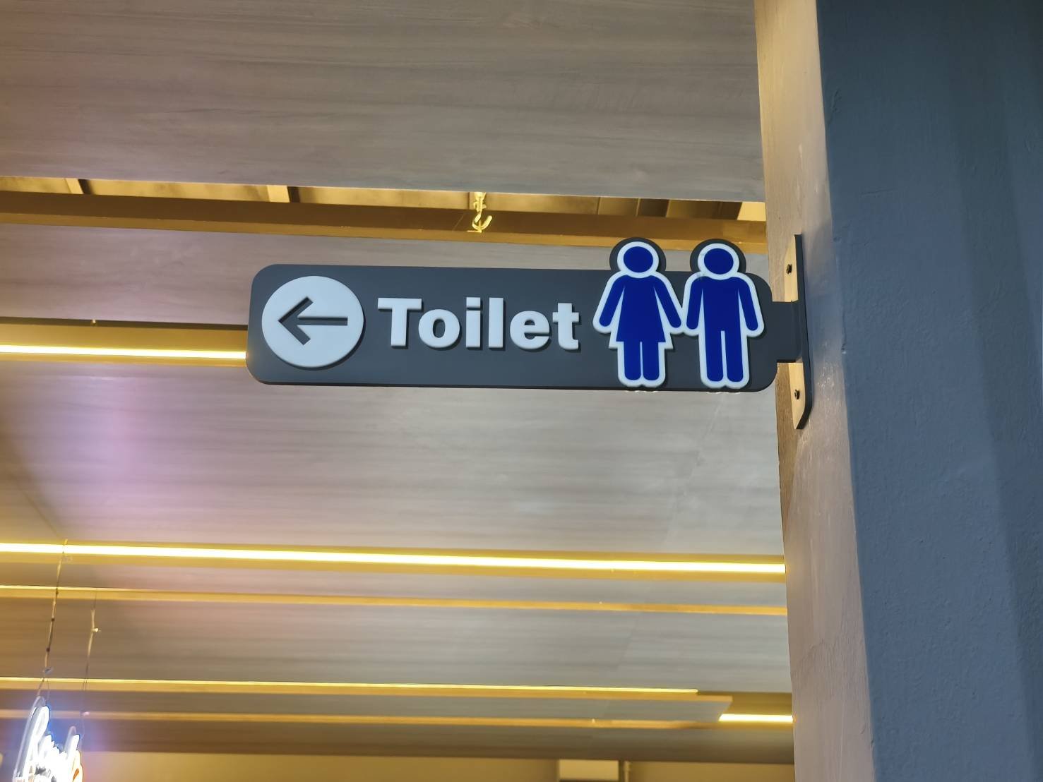 ป้ายห้องน้ำสาธารณะ สีเทา ชายหญิงชี้ซ้าย