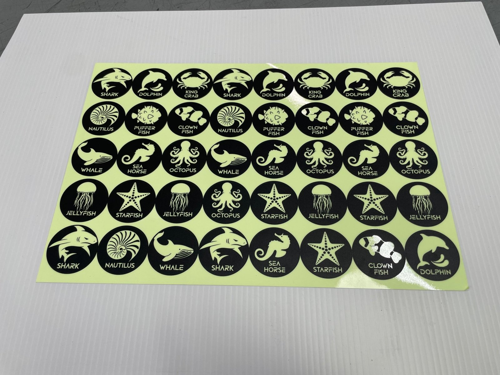 สติ๊กเกอร์เรืองแสง พรายน้ำ Glow in the Dark Sticker มองเห็นชัดในที่มืด เหมาะสำหรับงานตกแต่ง ป้ายความปลอดภัย และงานดีไซน์