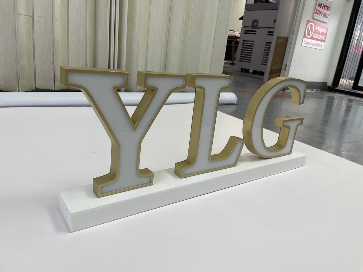 ป้ายโลโก้ตั้งพื้น และป้ายตั้งประกอบฉากถ่ายรูป ดีไซน์สวยสะดุดตา เหมาะสำหรับงานอีเวนต์ งานเปิดตัวสินค้า และการโปรโมทร้านค้า