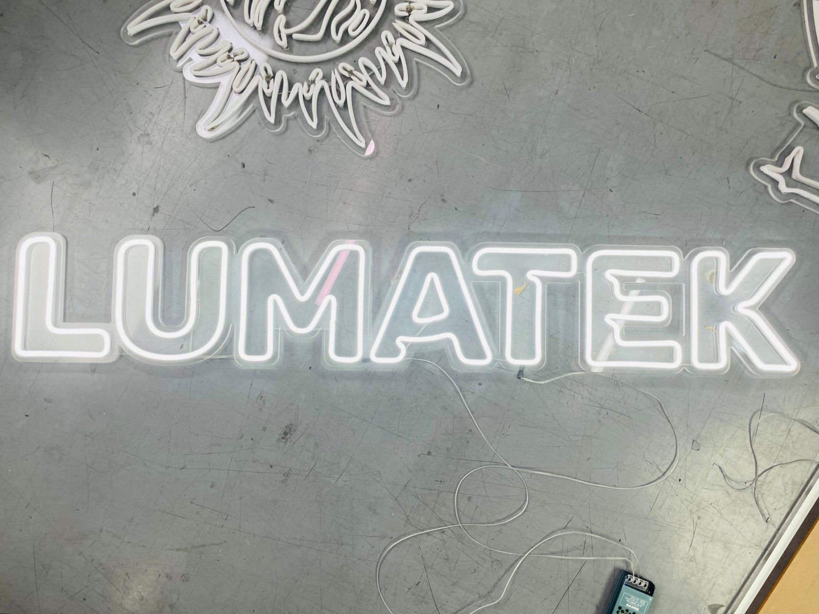 ป้ายไฟนีออน Neon Sign สีสันสดใส ดัดโค้งตามแบบ สวยงามสะดุดตา เหมาะสำหรับร้านอาหาร คาเฟ่ บาร์ และงานตกแต่ง