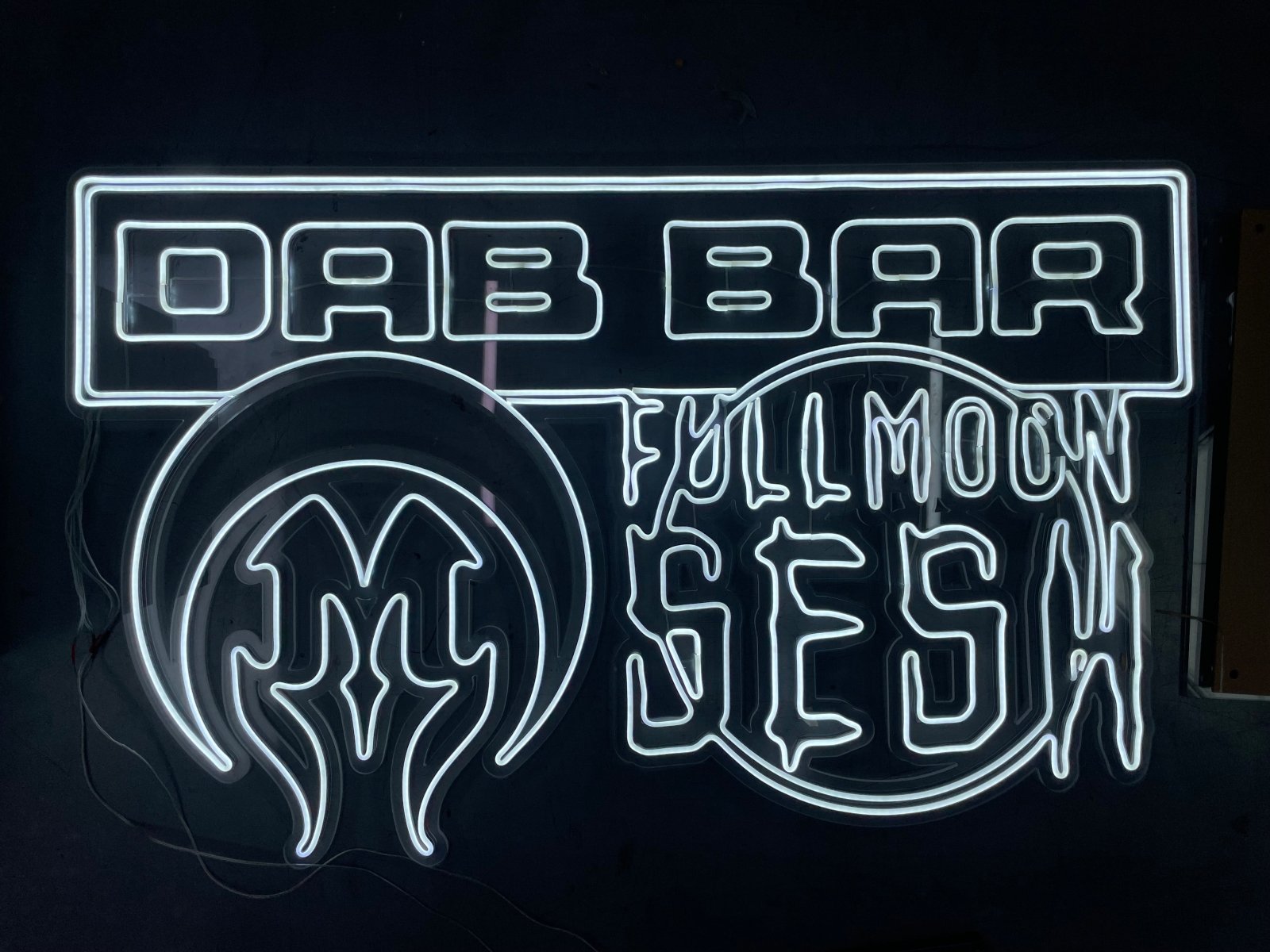 ป้ายไฟนีออน Neon Sign สีสันสดใส ดัดโค้งตามแบบ สวยงามสะดุดตา เหมาะสำหรับร้านอาหาร คาเฟ่ บาร์ และงานตกแต่ง