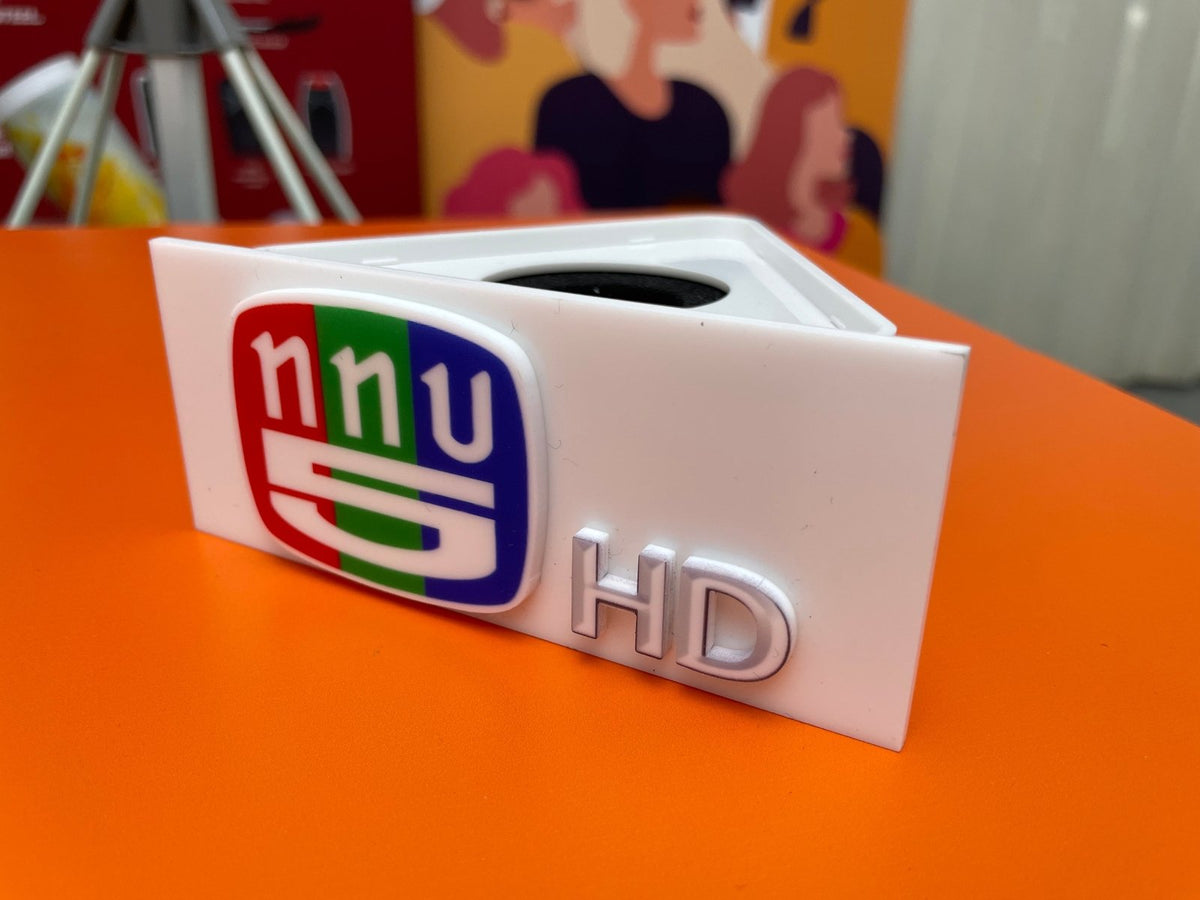 ป้ายไมค์ โลโก้ไมค์ และป้ายหัวไมค์ พิมพ์คมชัด ดีไซน์สวย เหมาะสำหรับงานอีเวนต์ สื่อประชาสัมพันธ์ รายการทีวี และงานโปรโมชัน