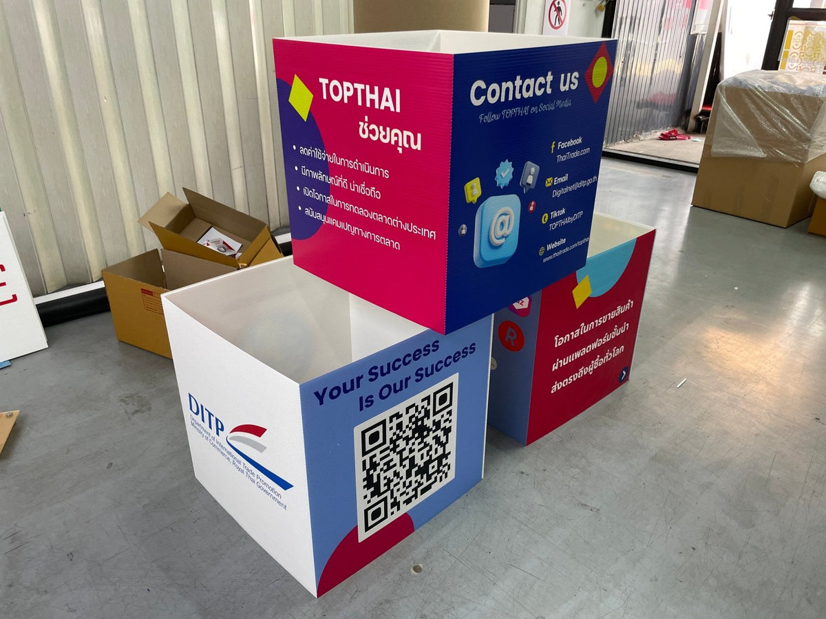 กล่องลูกเต๋า กล่องฟิวเจอร์บอร์ดทรงลูกเต๋า พิมพ์คมชัด เหมาะสำหรับงานอีเวนต์ และดิสเพลย์สินค้า