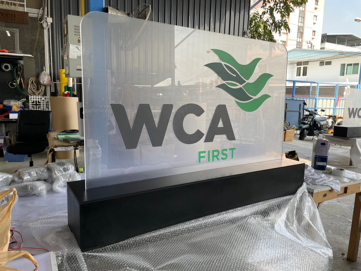 ป้ายโลโก้ตั้งพื้น และป้ายตั้งประกอบฉากถ่ายรูป ดีไซน์สวยสะดุดตา เหมาะสำหรับงานอีเวนต์ งานเปิดตัวสินค้า และการโปรโมทร้านค้า