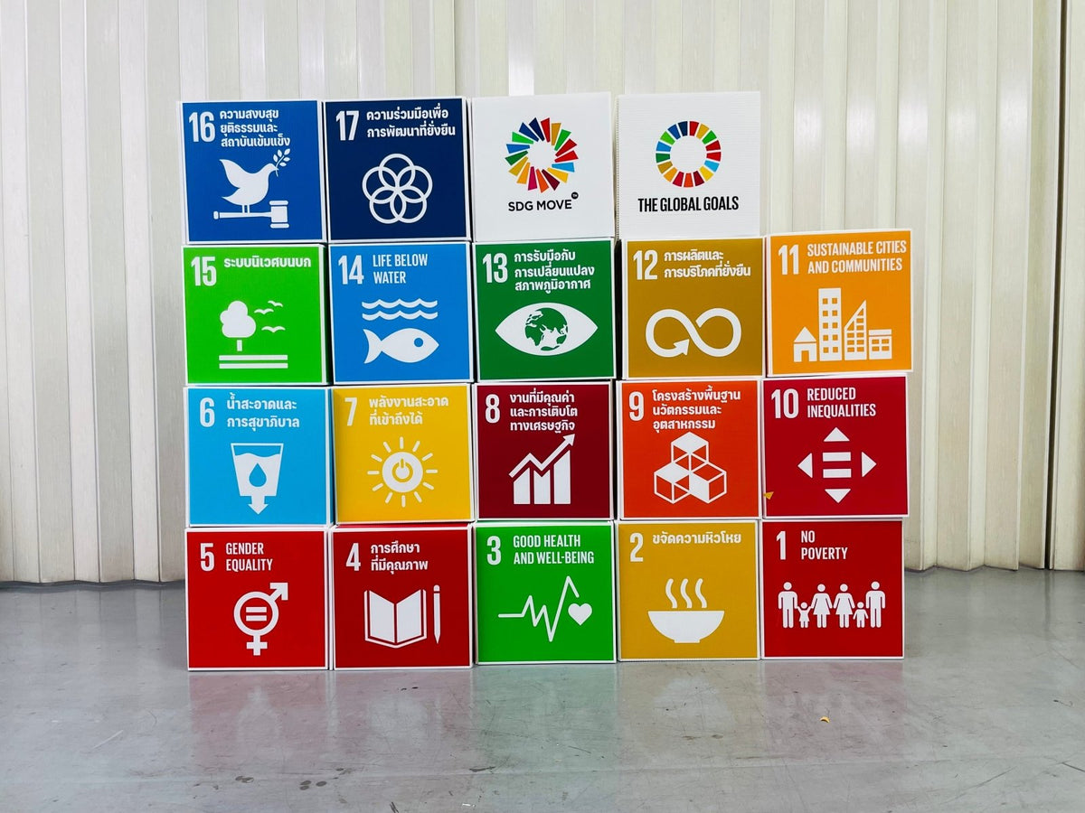 กล่องลูกเต๋า กล่องฟิวเจอร์บอร์ดทรงลูกเต๋า พิมพ์คมชัด เหมาะสำหรับงานอีเวนต์ และดิสเพลย์สินค้า