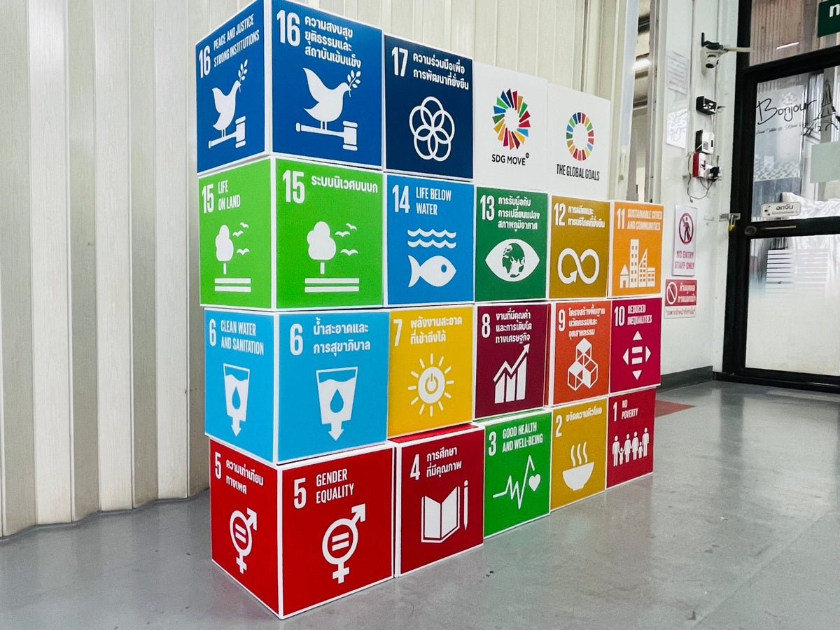 กล่องลูกเต๋า กล่องฟิวเจอร์บอร์ดทรงลูกเต๋า พิมพ์คมชัด เหมาะสำหรับงานอีเวนต์ และดิสเพลย์สินค้า