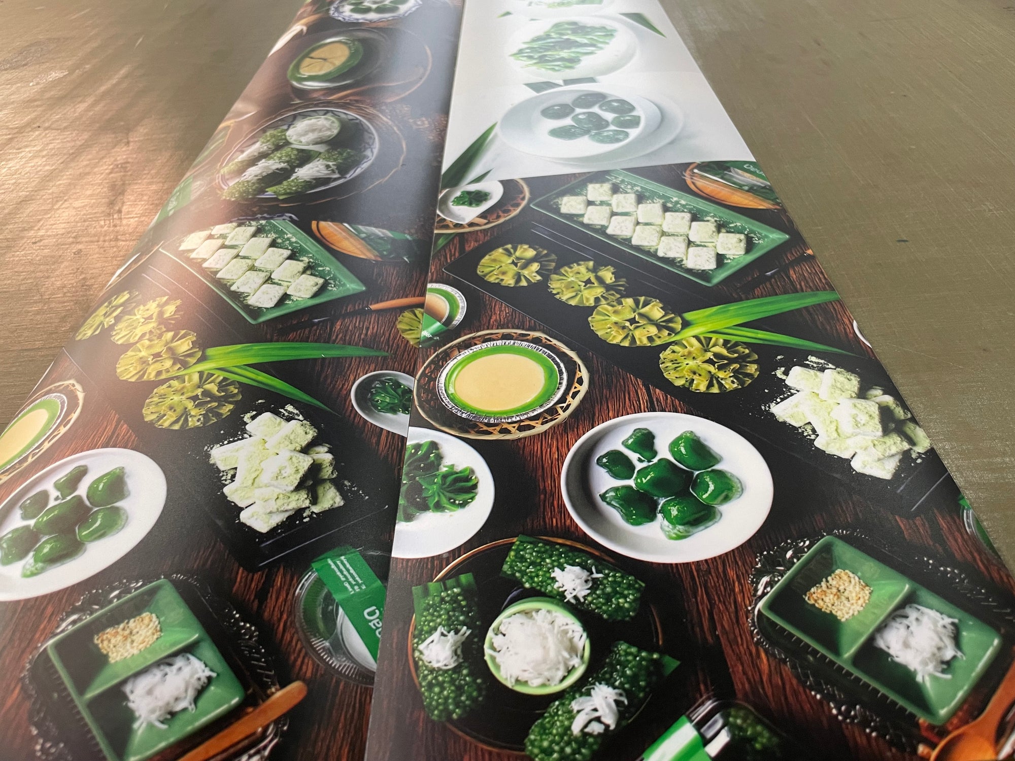 วอลเปเปอร์ของหวานไทยสีเขียวขาวลายละเอียดบนไม้เข้ม