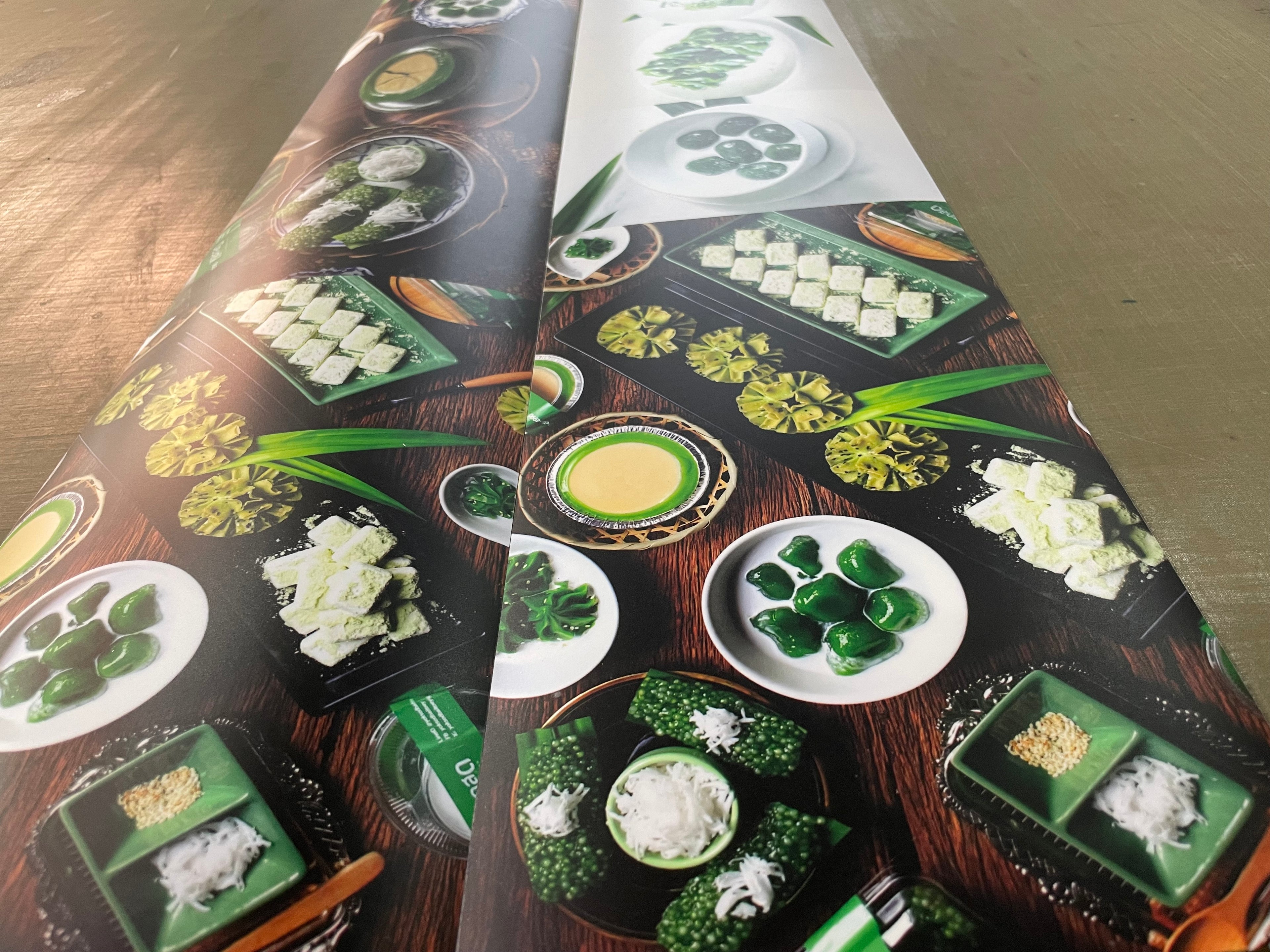 วอลเปเปอร์ของหวานไทยสีเขียวขาวลายละเอียดบนไม้เข้ม