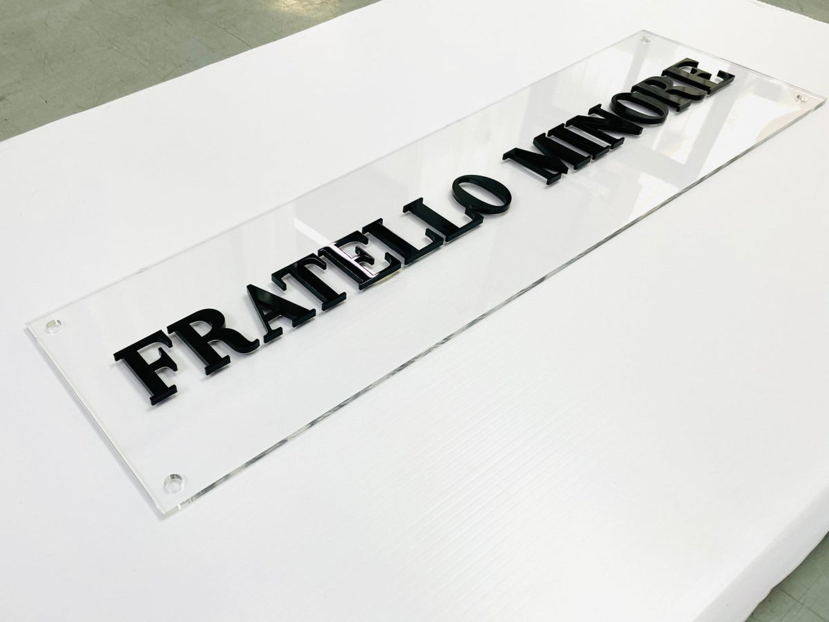 ป้ายชื่อบริษัทอะคริลิคตัวนูน มีพื้นหลัง ดีไซน์สวย คมชัด เหมาะสำหรับออฟฟิศ บริษัท และองค์กรธุรกิจ