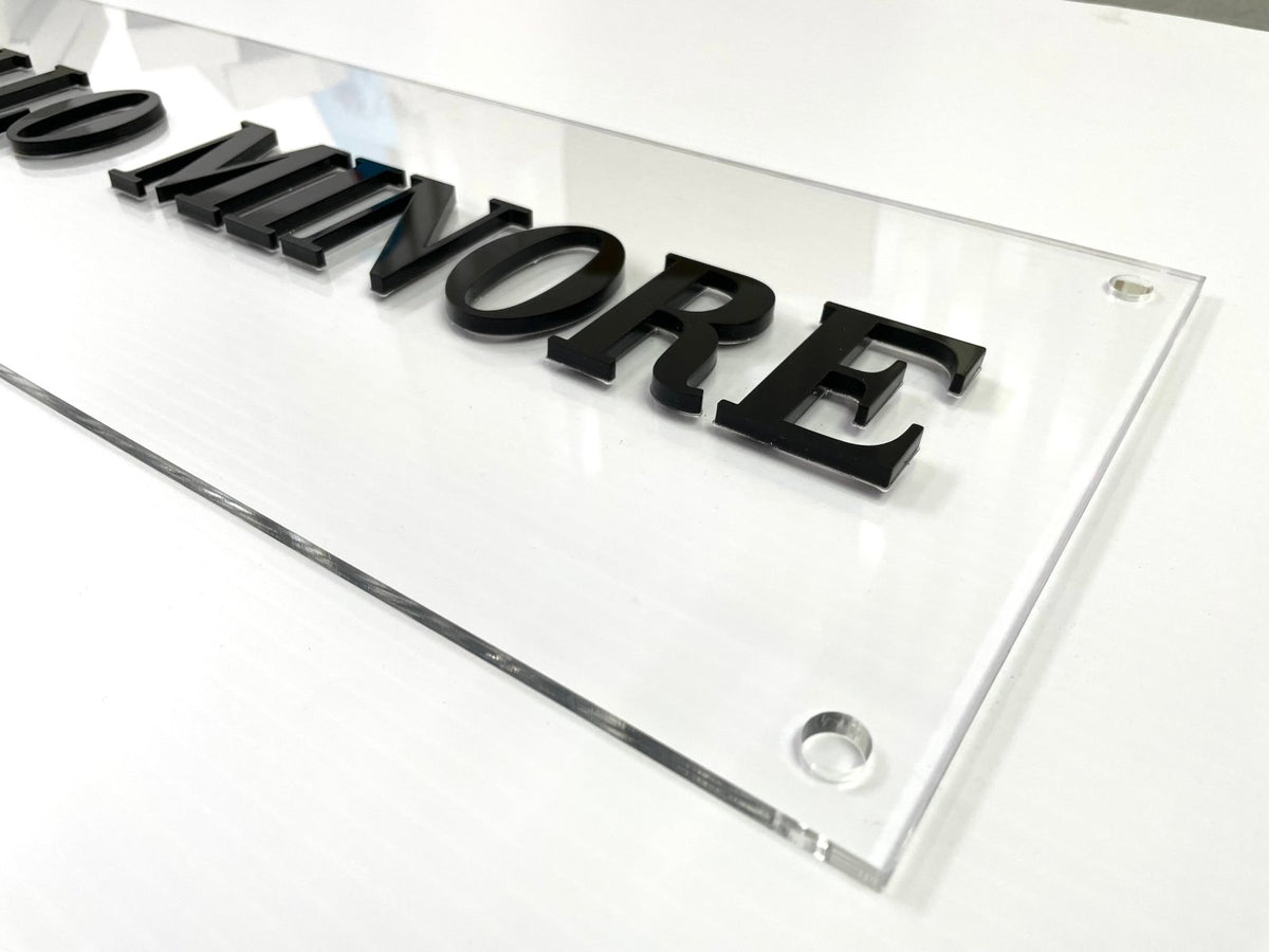 ป้ายชื่อบริษัทอะคริลิคตัวนูน มีพื้นหลัง ดีไซน์สวย คมชัด เหมาะสำหรับออฟฟิศ บริษัท และองค์กรธุรกิจ