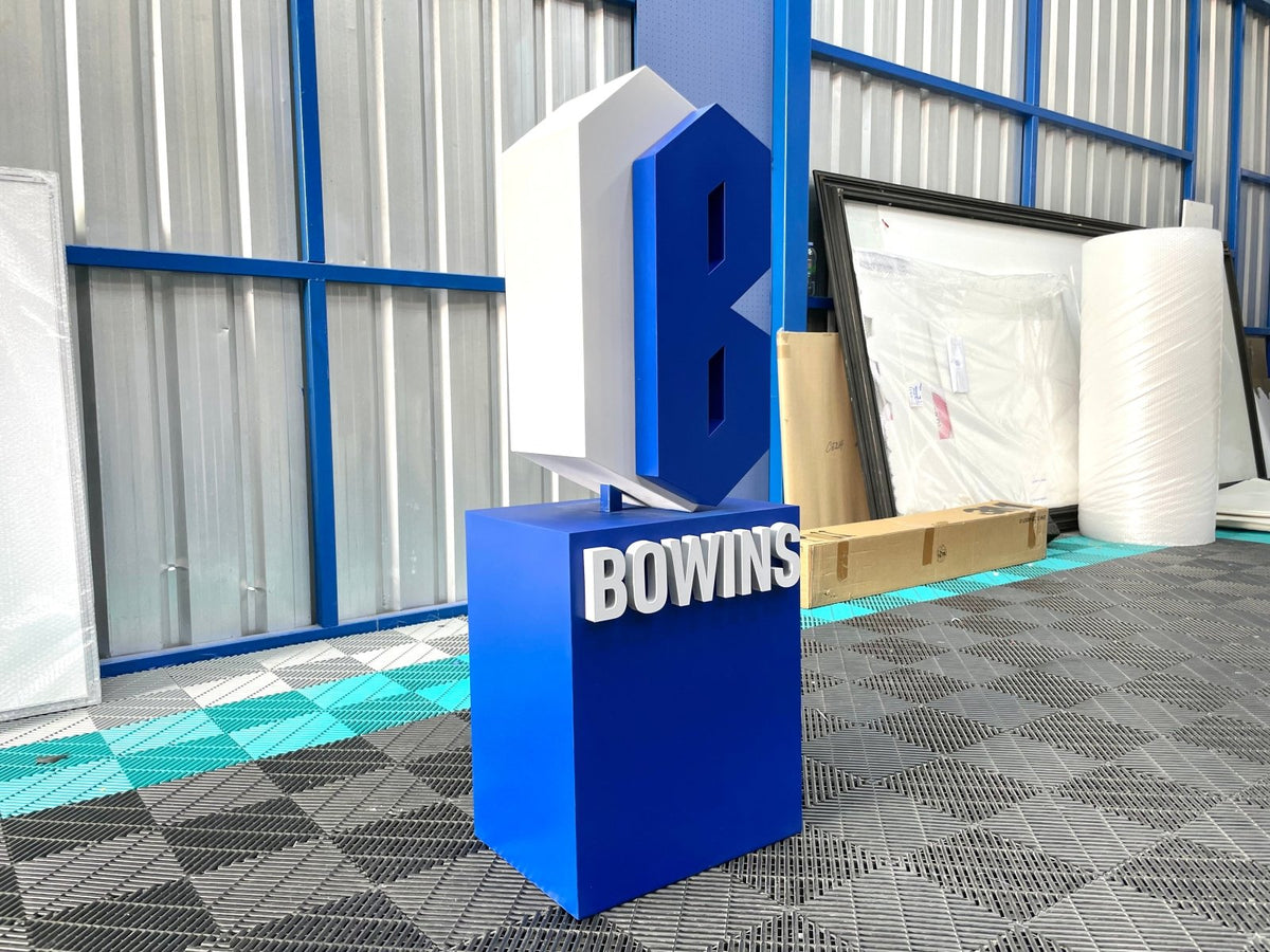 ป้ายโลโก้ตั้งพื้น และป้ายตั้งประกอบฉากถ่ายรูป ดีไซน์สวยสะดุดตา เหมาะสำหรับงานอีเวนต์ งานเปิดตัวสินค้า และการโปรโมทร้านค้า