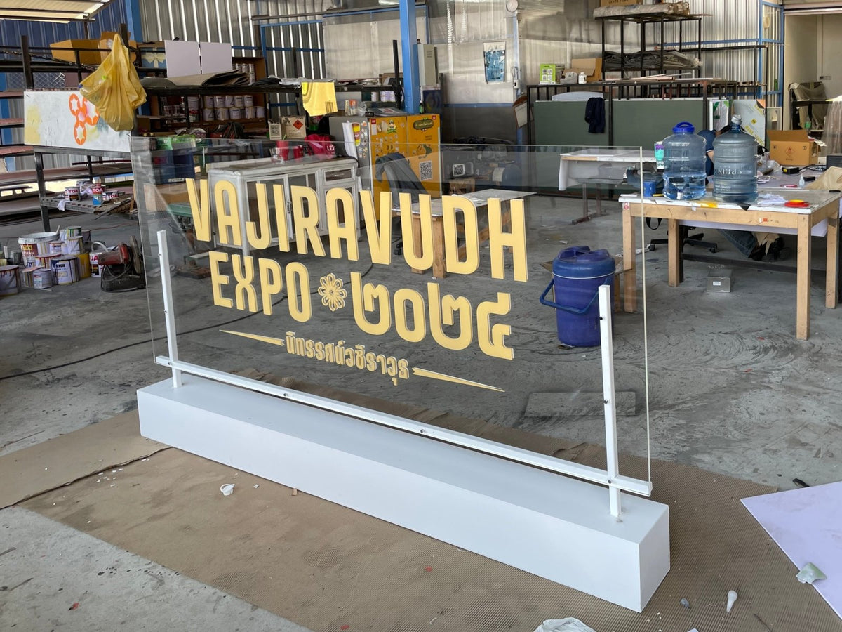 ป้ายโลโก้ตั้งพื้น และป้ายตั้งประกอบฉากถ่ายรูป ดีไซน์สวยสะดุดตา เหมาะสำหรับงานอีเวนต์ งานเปิดตัวสินค้า และการโปรโมทร้านค้า