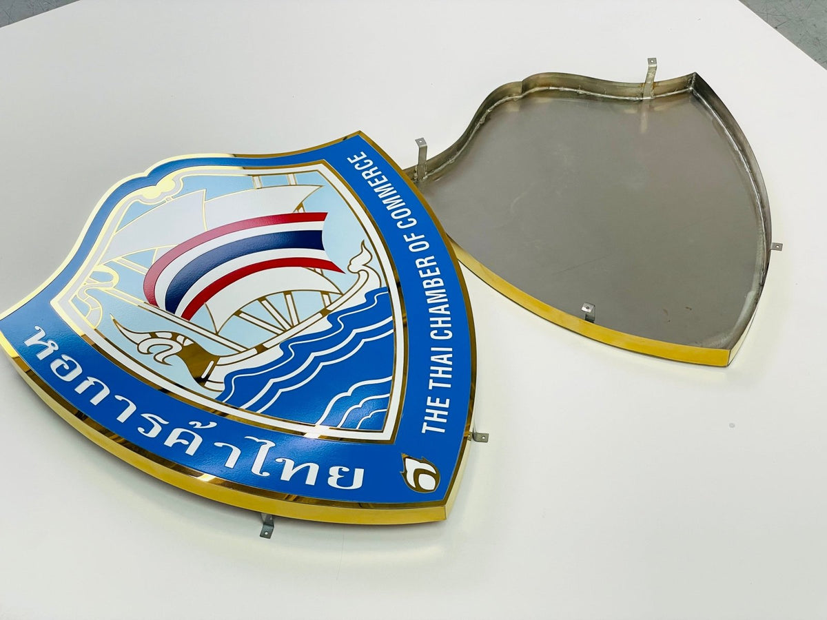 ป้ายสแตนเลสกัดกรด Etched Stainless Signage ตัวอักษรคมชัด หรูหรา ทนทาน เหมาะสำหรับป้ายบริษัท องค์กร และอาคาร