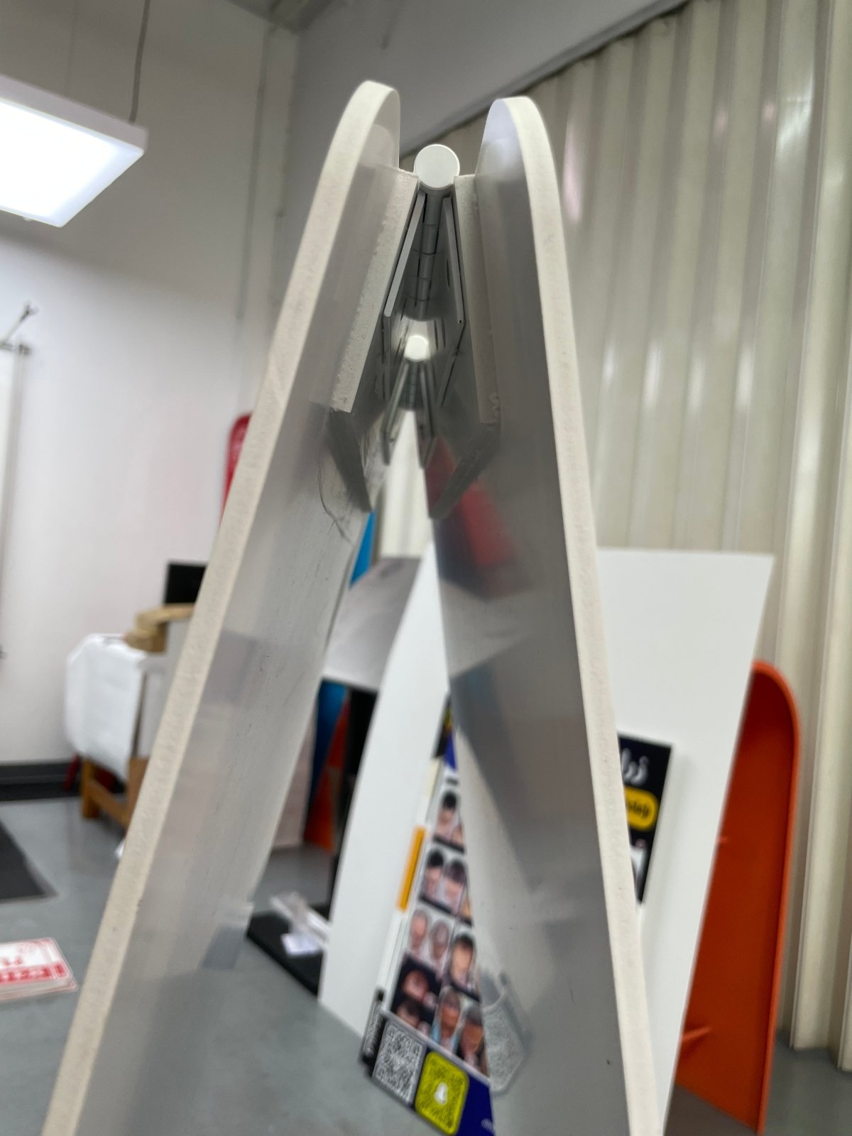 ป้ายตั้งคาเฟ่ และป้ายตั้งหน้าร้าน ดีไซน์สวยสะดุดตา พิมพ์คมชัด เหมาะสำหรับโปรโมชัน เมนู และดึงดูดลูกค้าหน้าร้าน