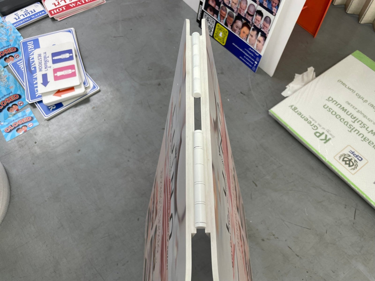 ป้ายตั้งคาเฟ่ และป้ายตั้งหน้าร้าน ดีไซน์สวยสะดุดตา พิมพ์คมชัด เหมาะสำหรับโปรโมชัน เมนู และดึงดูดลูกค้าหน้าร้าน