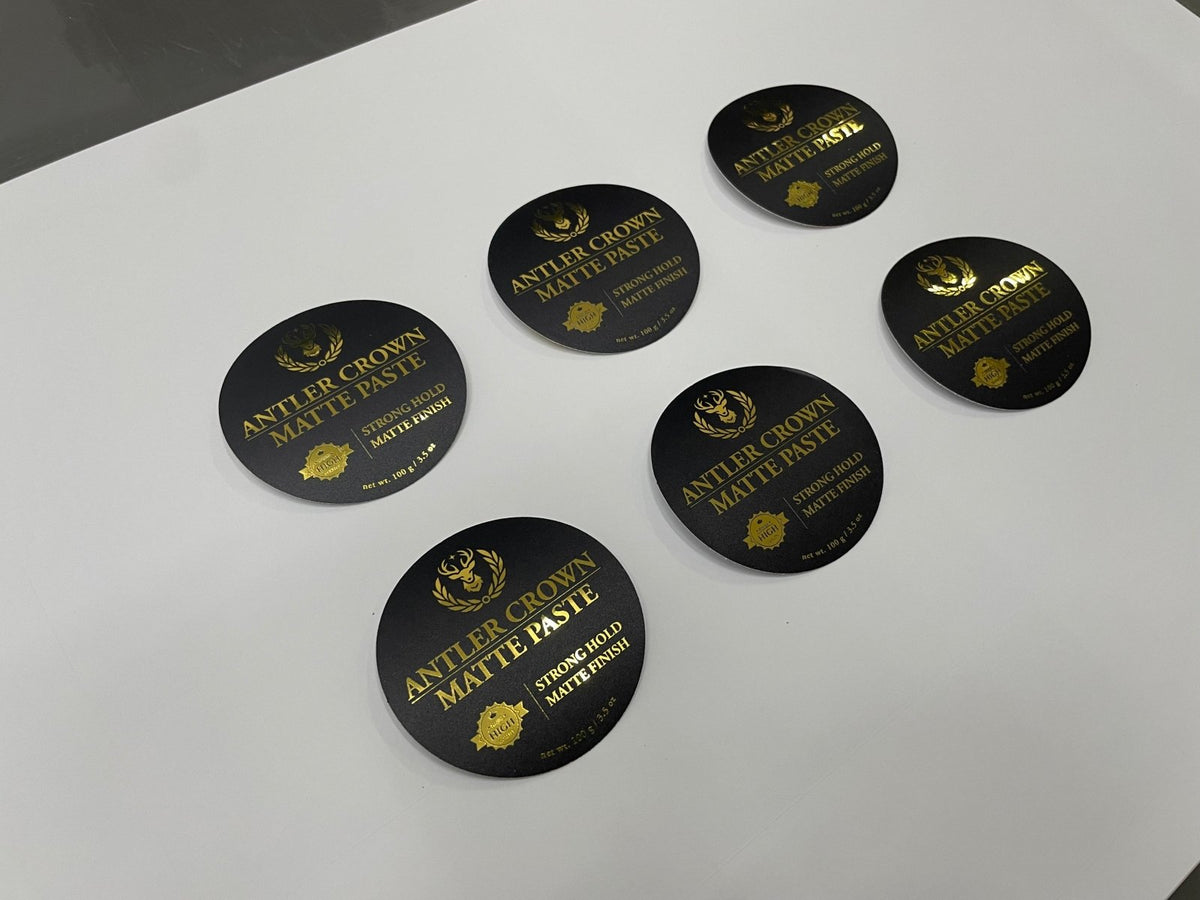 สติ๊กเกอร์ฉลากสินค้า สีทอง สีเงิน พิมพ์หรูหรา เพิ่มมูลค่าแบรนด์ เหมาะสำหรับบรรจุภัณฑ์ สินค้าพรีเมียม และงานโปรโมชัน