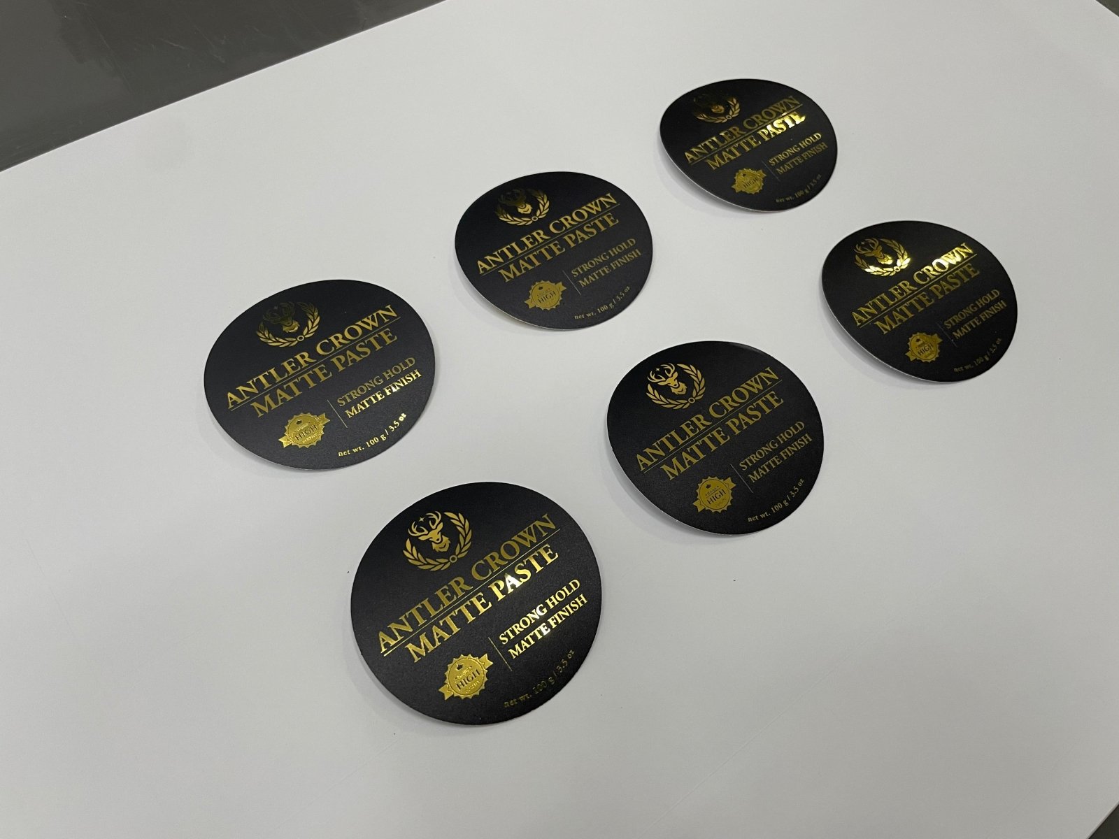 สติ๊กเกอร์ฉลากสินค้า สีทอง สีเงิน พิมพ์หรูหรา เพิ่มมูลค่าแบรนด์ เหมาะสำหรับบรรจุภัณฑ์ สินค้าพรีเมียม และงานโปรโมชัน