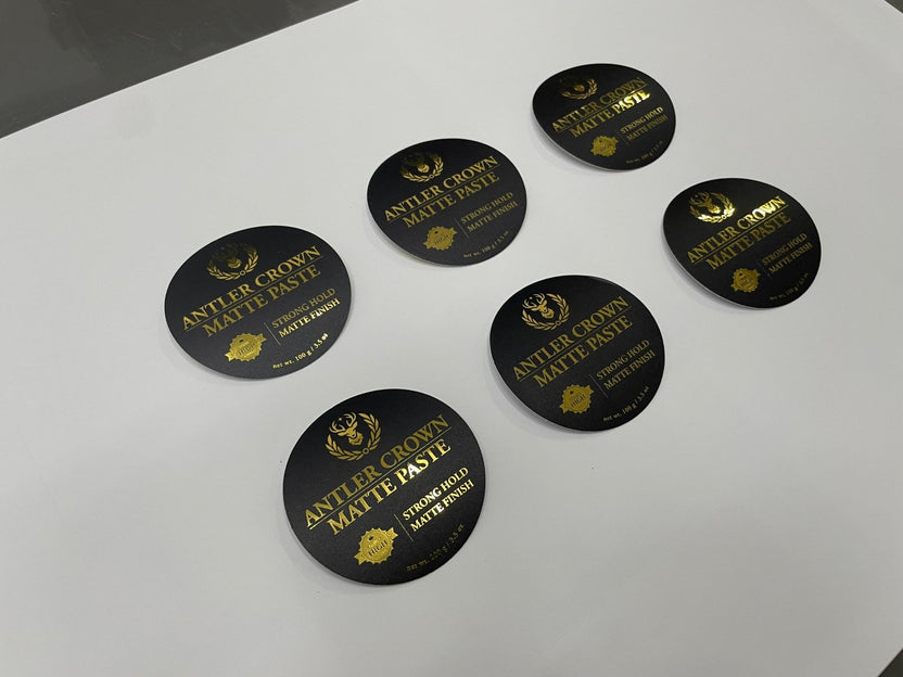 สติ๊กเกอร์ฉลากสินค้า สีทอง สีเงิน พิมพ์หรูหรา เพิ่มมูลค่าแบรนด์ เหมาะสำหรับบรรจุภัณฑ์ สินค้าพรีเมียม และงานโปรโมชัน