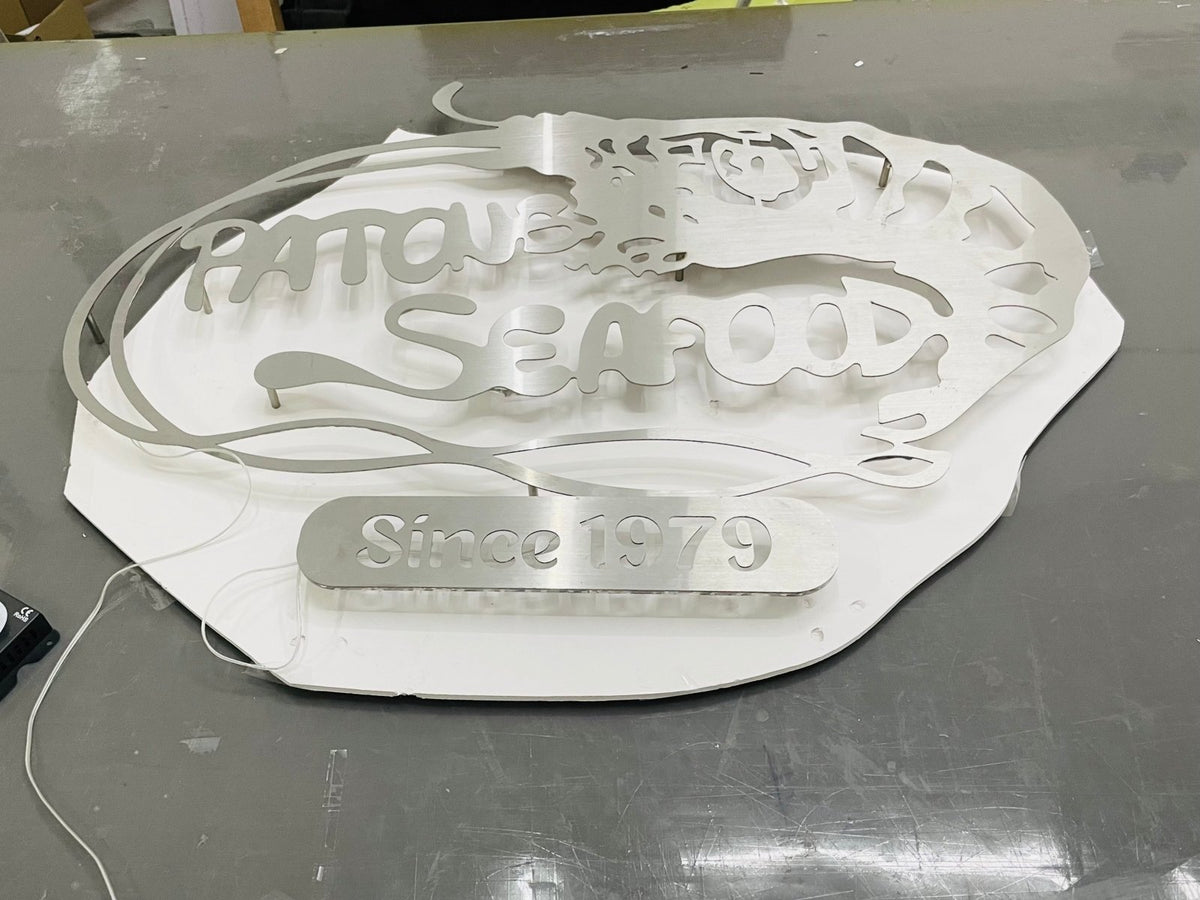 ป้ายโลหะฉลุเลเซอร์ และป้ายเหล็กฉลุเลเซอร์ ตัดคมชัด ดีไซน์สวยงาม ทนทาน เหมาะสำหรับป้ายบริษัท ร้านค้า และงานตกแต่ง