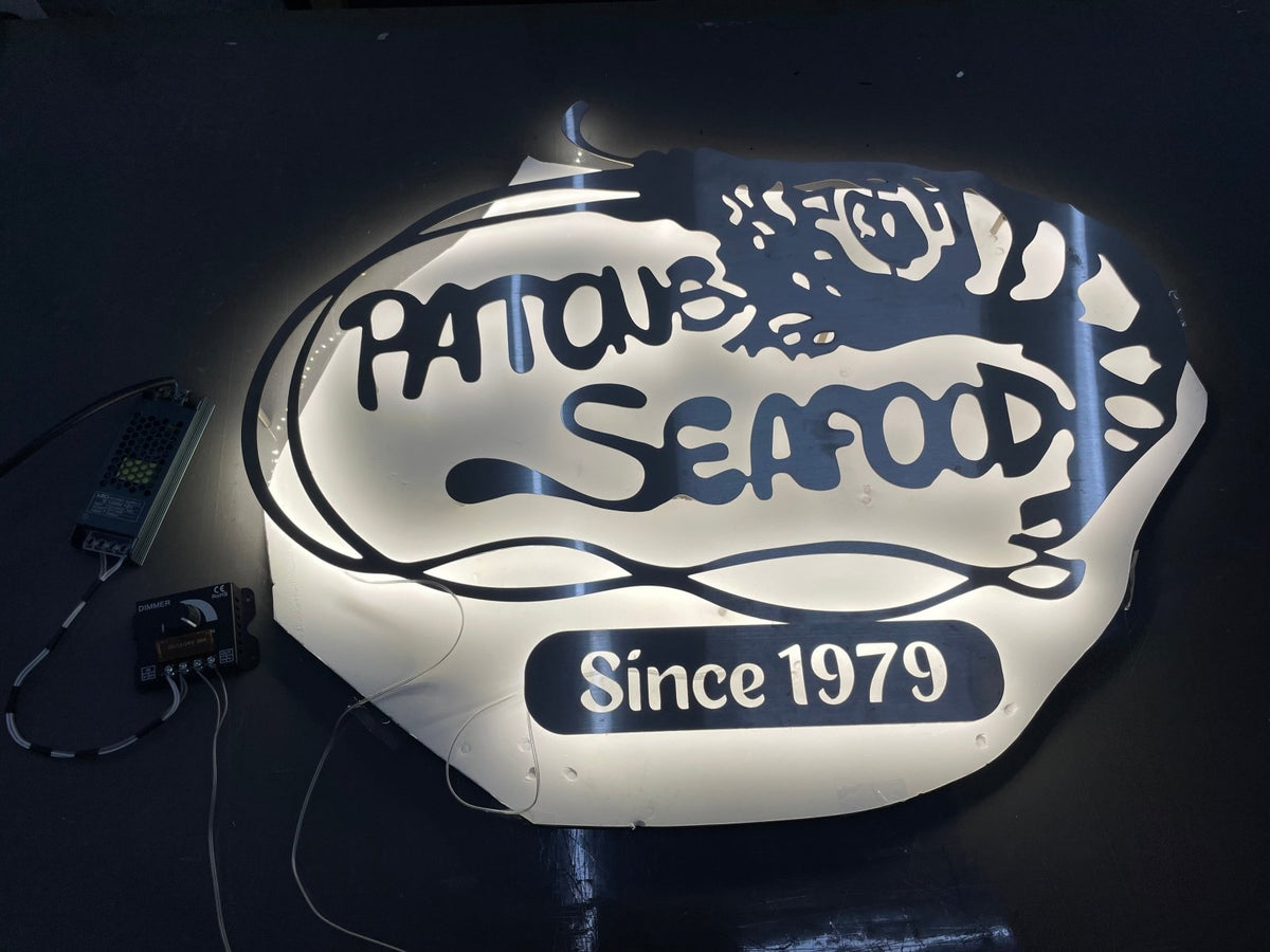 ป้ายโลหะฉลุเลเซอร์ และป้ายเหล็กฉลุเลเซอร์ ตัดคมชัด ดีไซน์สวยงาม ทนทาน เหมาะสำหรับป้ายบริษัท ร้านค้า และงานตกแต่ง