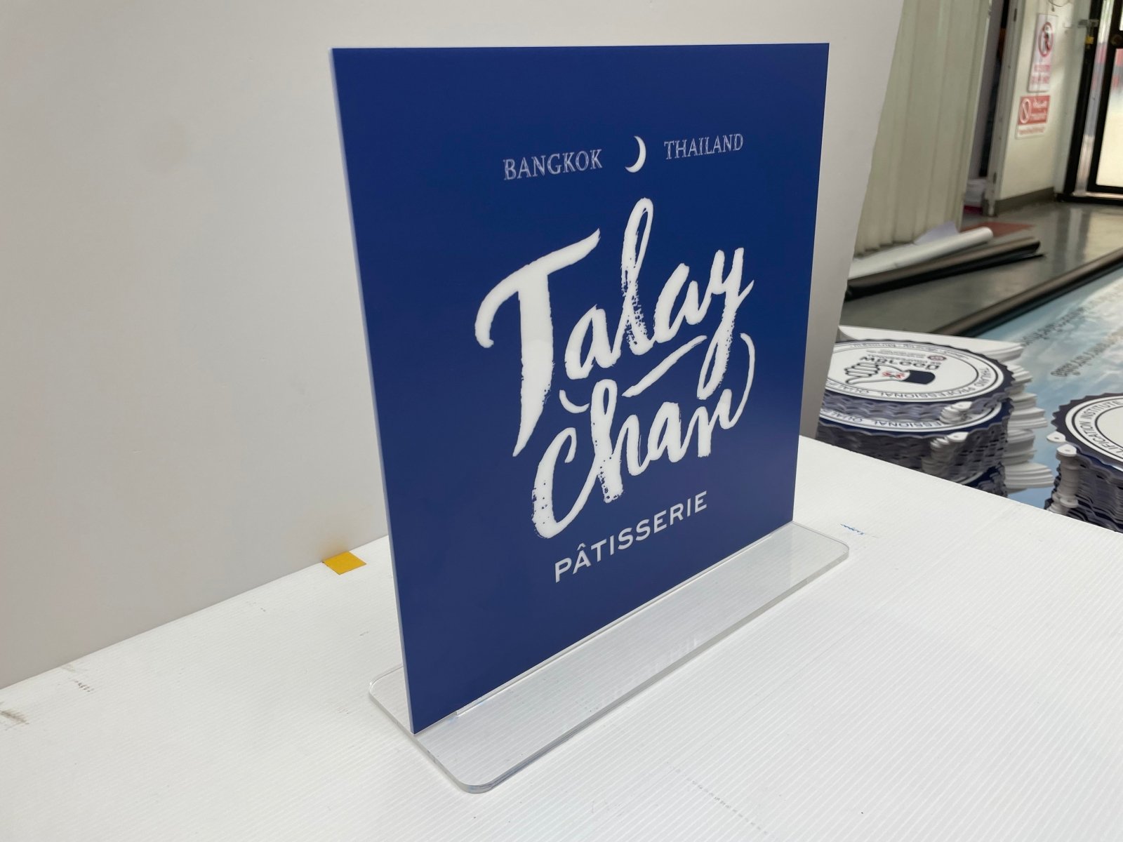 ป้ายอะคริลิคตั้งโต๊ะ และกรอบรูปอะคริลิคใส พิมพ์คมชัด ดีไซน์หรูหรา เหมาะสำหรับป้ายราคา เมนูร้านอาหาร และงานตกแต่ง