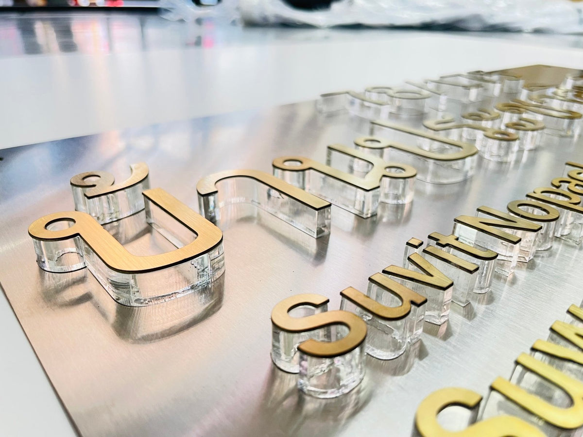 ป้ายอะคริลิคนูน ขอบใส ดีไซน์หรูหรา พิมพ์คมชัด แข็งแรงทนทาน เหมาะสำหรับป้ายบริษัท ป้ายร้านค้า และงานตกแต่งอาคาร