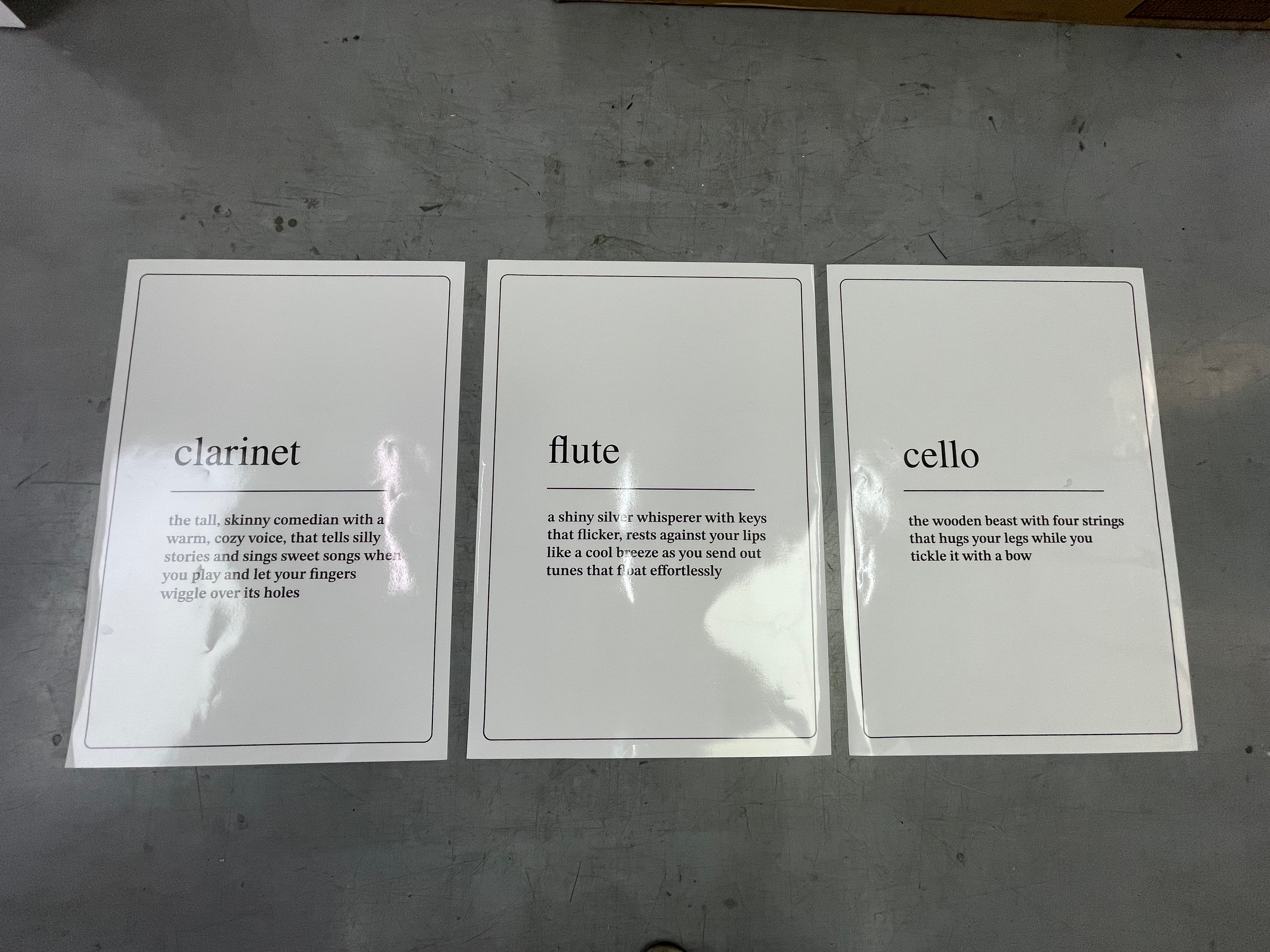 โปสเตอร์สามชิ้นสีขาว กำหนดเครื่องดนตรีแคลริเน็ต ฟลูต เชลโล่ ฟอนต์ serif สีดำ