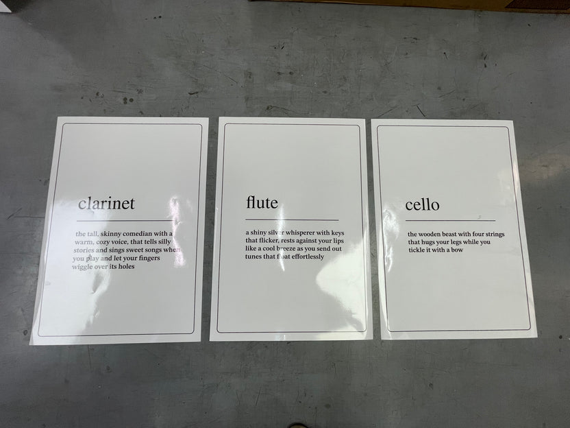 โปสเตอร์สามชิ้นสีขาว กำหนดเครื่องดนตรีแคลริเน็ต ฟลูต เชลโล่ ฟอนต์ serif สีดำ