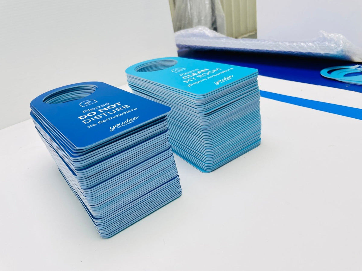 ป้ายแขวน ป้ายคล้องโซ่ และป้ายห้อย พิมพ์คมชัด แข็งแรง ใช้งานสะดวก เหมาะสำหรับป้ายร้านค้า ป้ายประชาสัมพันธ์ และงานอีเวนต์