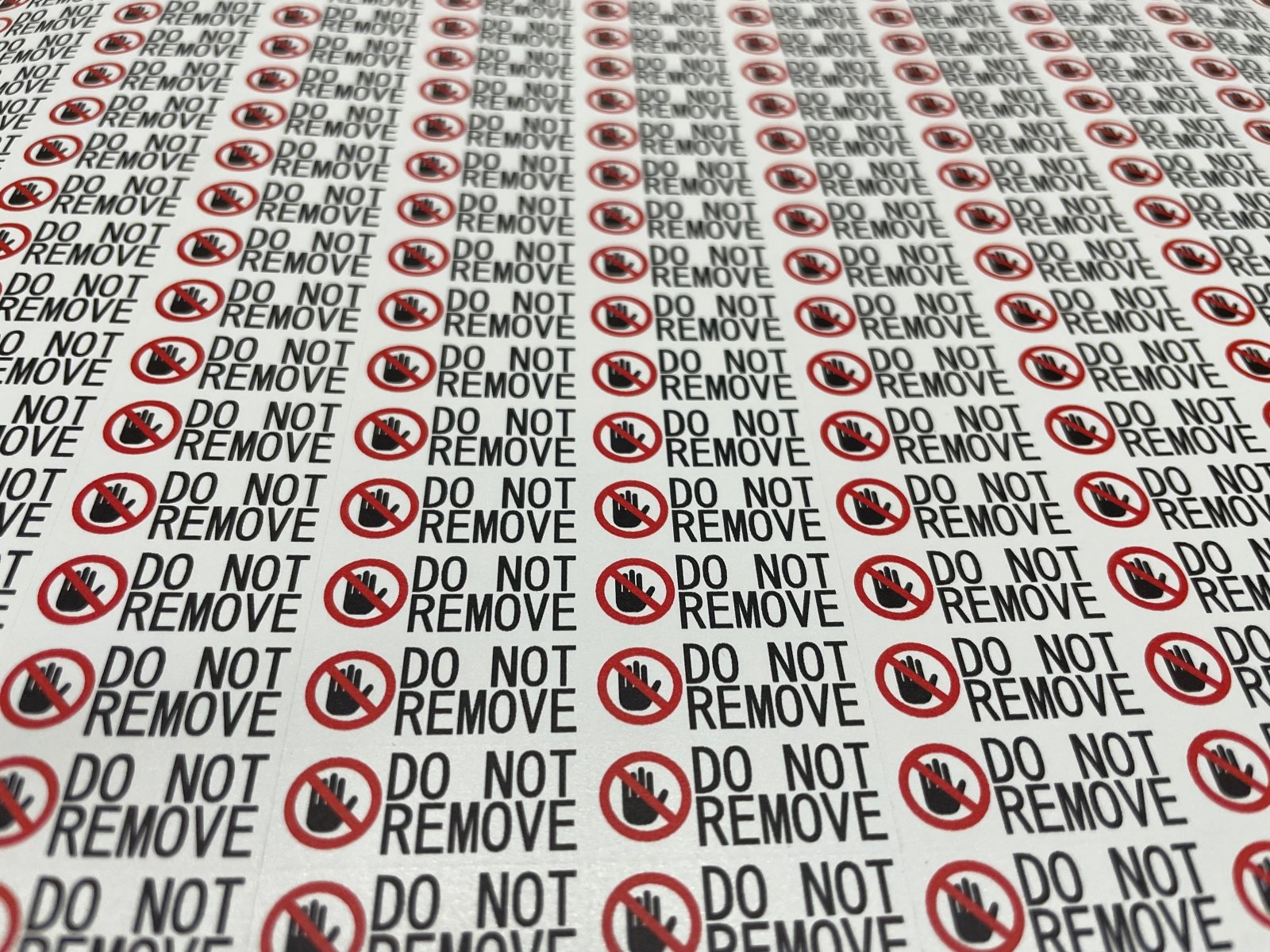 สติ๊กเกอร์ PET Metalized Sticker เงาเมทัลลิก พิมพ์คมชัด เหมาะสำหรับฉลากสินค้าและงานตกแต่ง