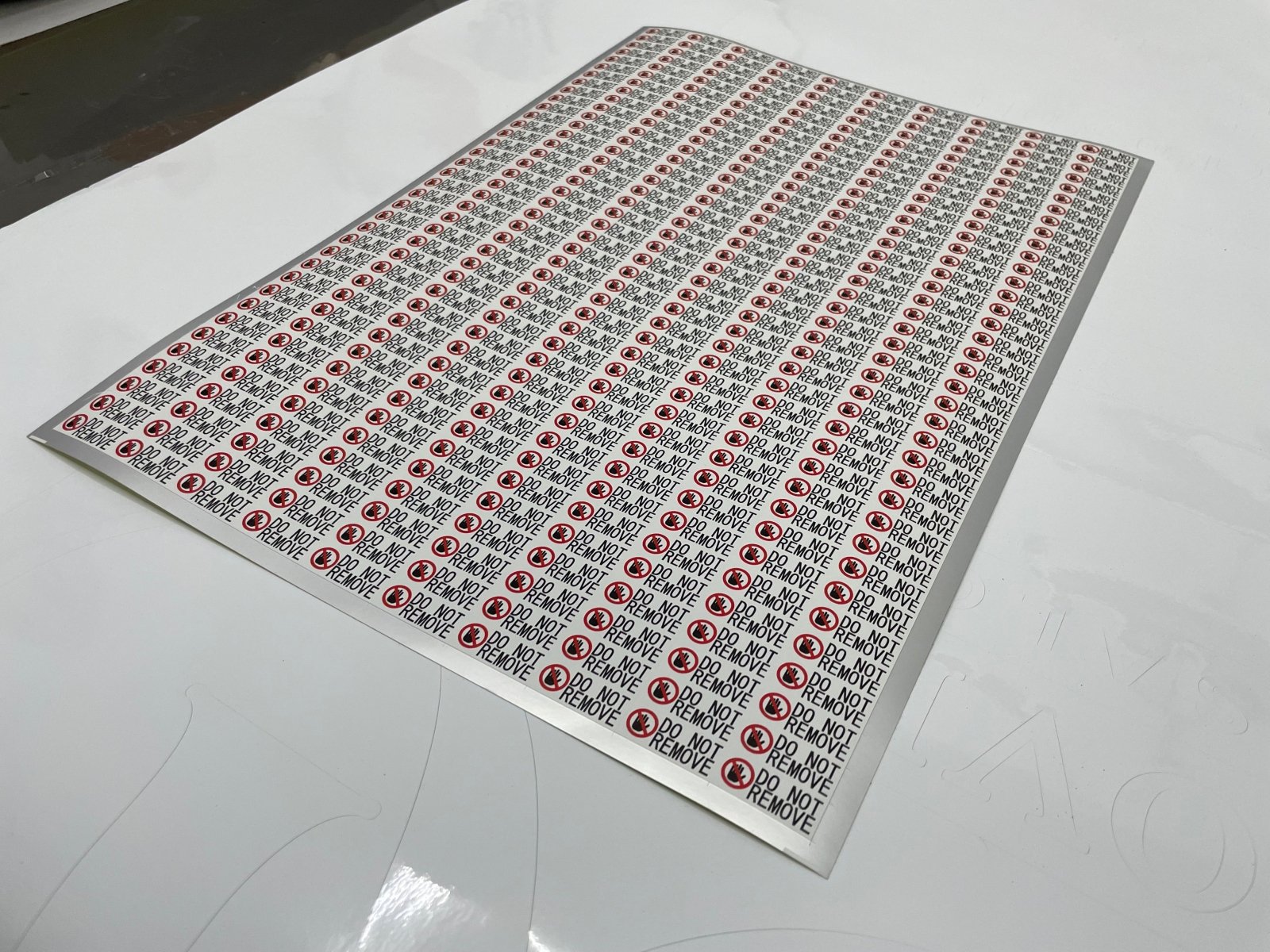 สติ๊กเกอร์ PET Metalized Sticker เงาเมทัลลิก พิมพ์คมชัด เหมาะสำหรับฉลากสินค้าและงานตกแต่ง
