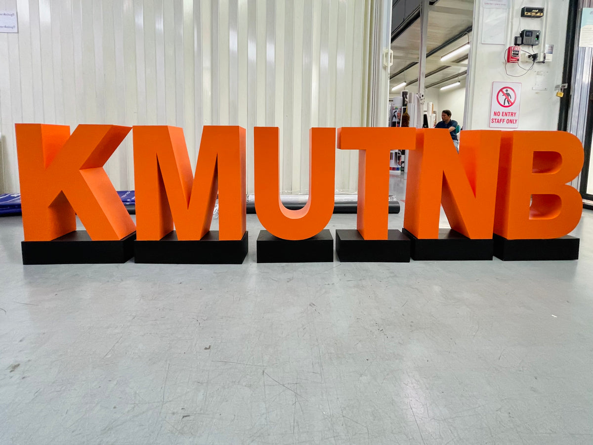 ป้ายโลโก้ตั้งพื้น และป้ายตั้งประกอบฉากถ่ายรูป ดีไซน์สวยสะดุดตา เหมาะสำหรับงานอีเวนต์ งานเปิดตัวสินค้า และการโปรโมทร้านค้า