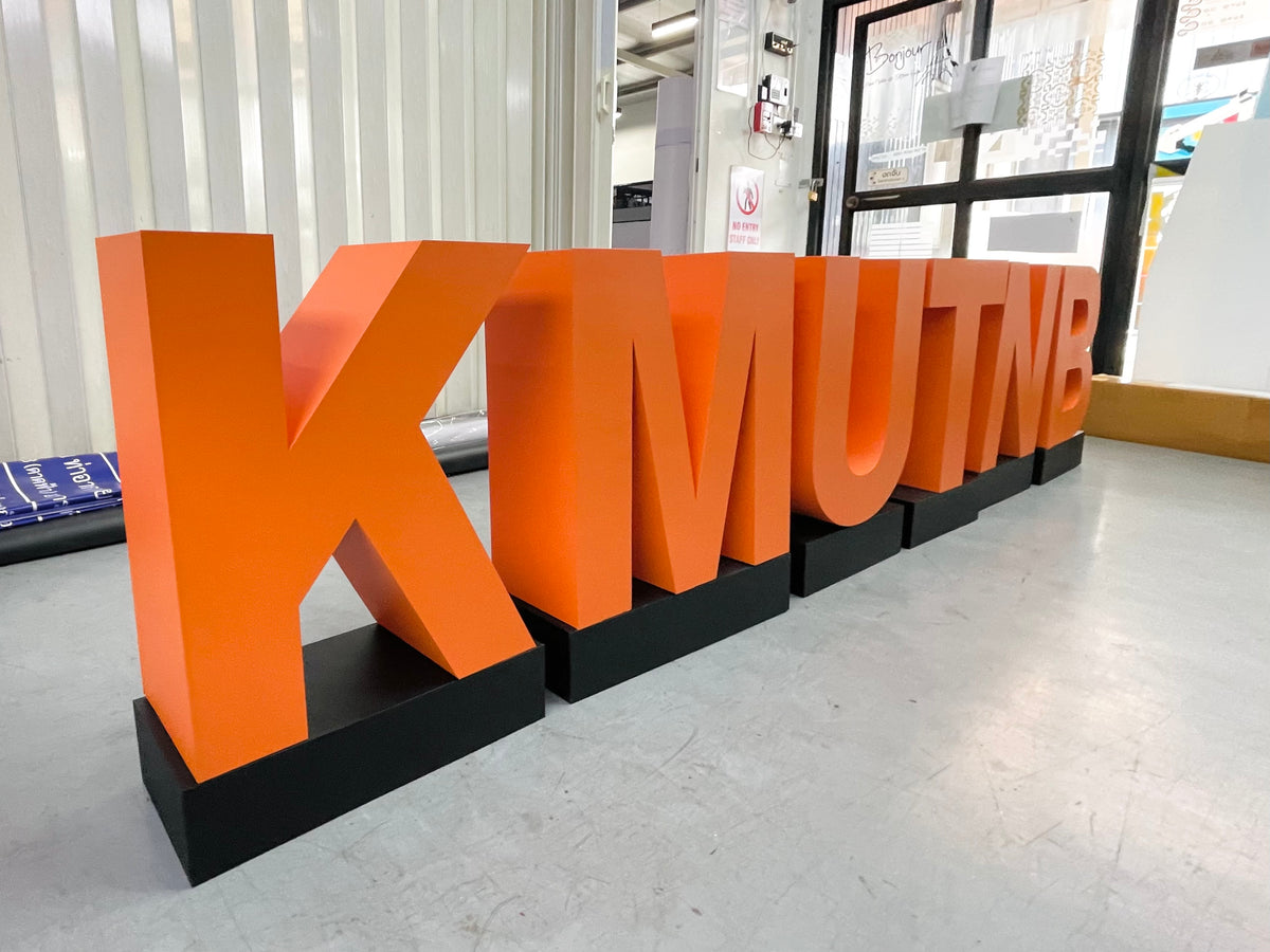 ป้ายโลโก้ตั้งพื้น และป้ายตั้งประกอบฉากถ่ายรูป ดีไซน์สวยสะดุดตา เหมาะสำหรับงานอีเวนต์ งานเปิดตัวสินค้า และการโปรโมทร้านค้า