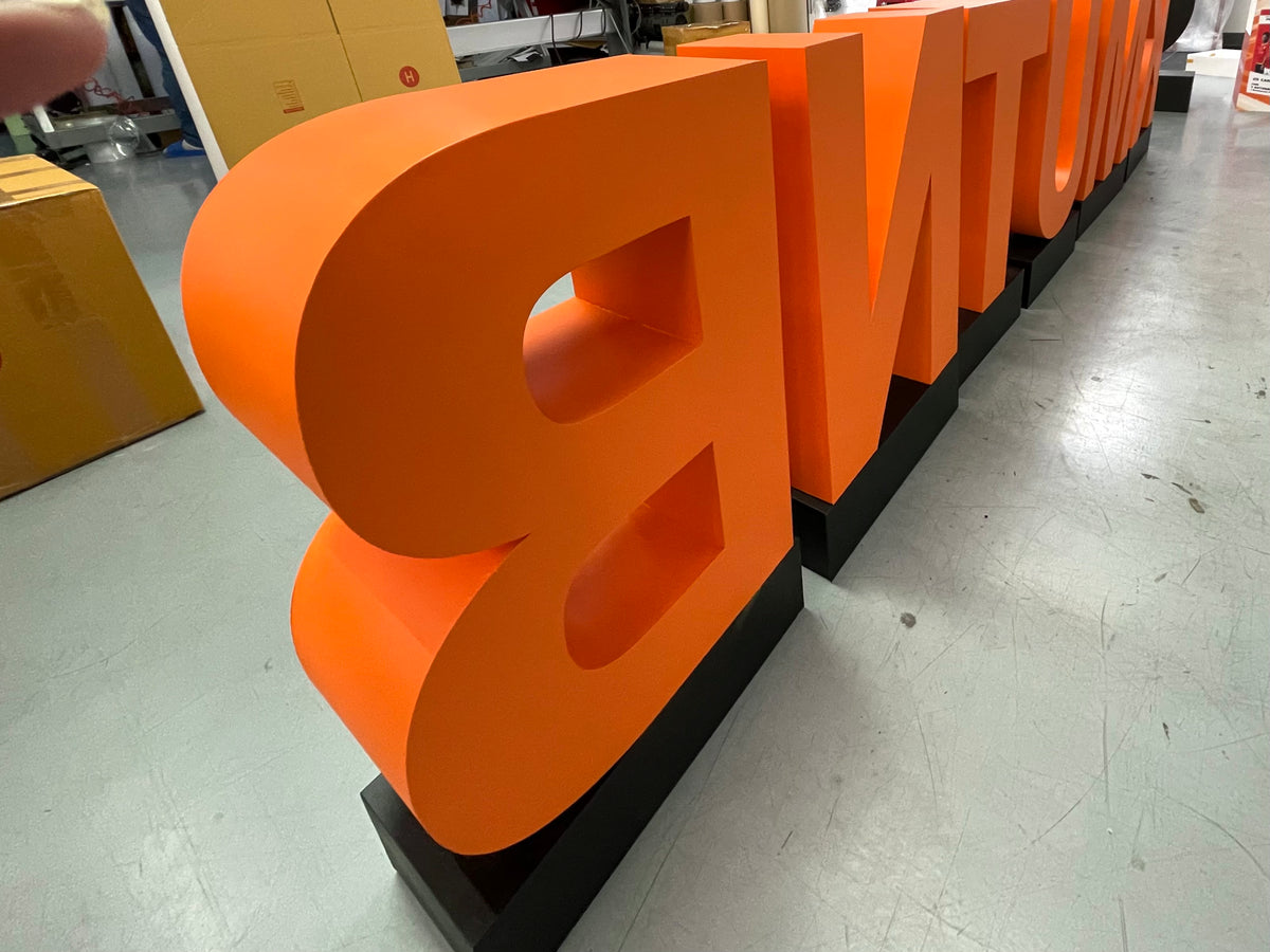 ป้ายโลโก้ตั้งพื้น และป้ายตั้งประกอบฉากถ่ายรูป ดีไซน์สวยสะดุดตา เหมาะสำหรับงานอีเวนต์ งานเปิดตัวสินค้า และการโปรโมทร้านค้า