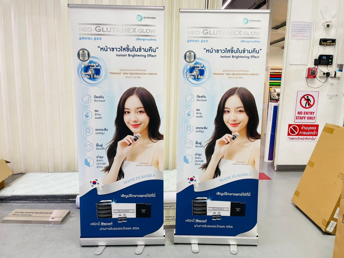 ป้าย Roll Up สำหรับออกบูธ งานแสดงสินค้า และโปรโมทร้านค้า Roll Up Printing ป้ายโฆษณาพร้อมโลโก้และข้อความโปรโมต