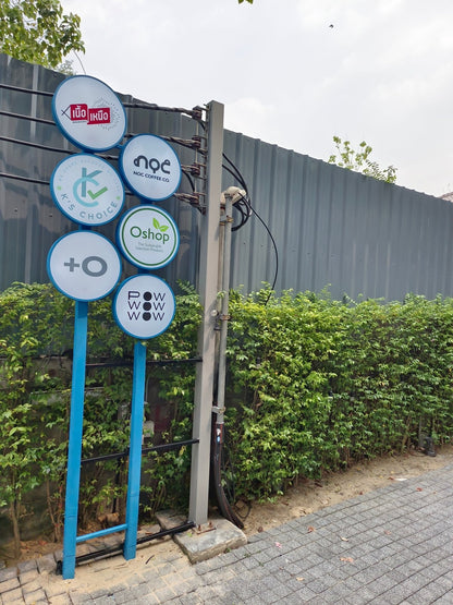 ป้ายเสาคู่ ดีไซน์แข็งแรง ทนทาน เหมาะสำหรับป้ายโครงการ ป้ายหมู่บ้าน และป้ายองค์กร