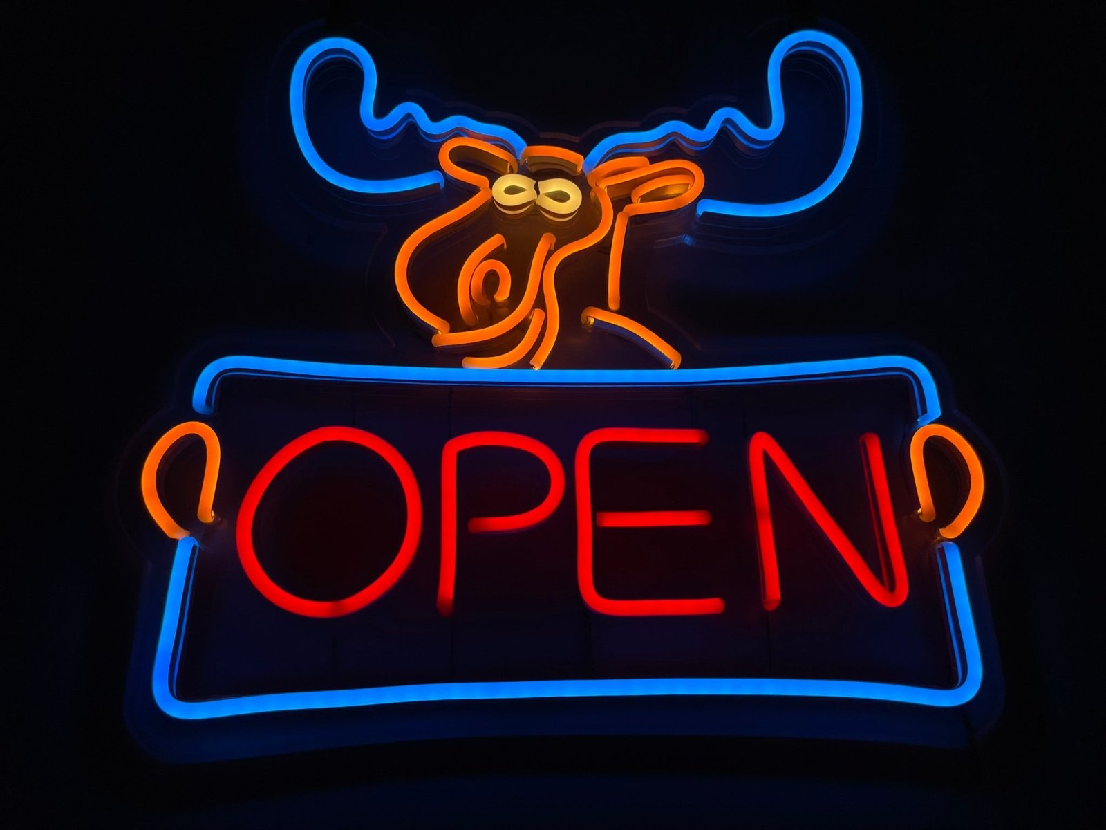 ป้ายไฟนีออน Neon Sign สีสันสดใส ดัดโค้งตามแบบ สวยงามสะดุดตา เหมาะสำหรับร้านอาหาร คาเฟ่ บาร์ และงานตกแต่ง