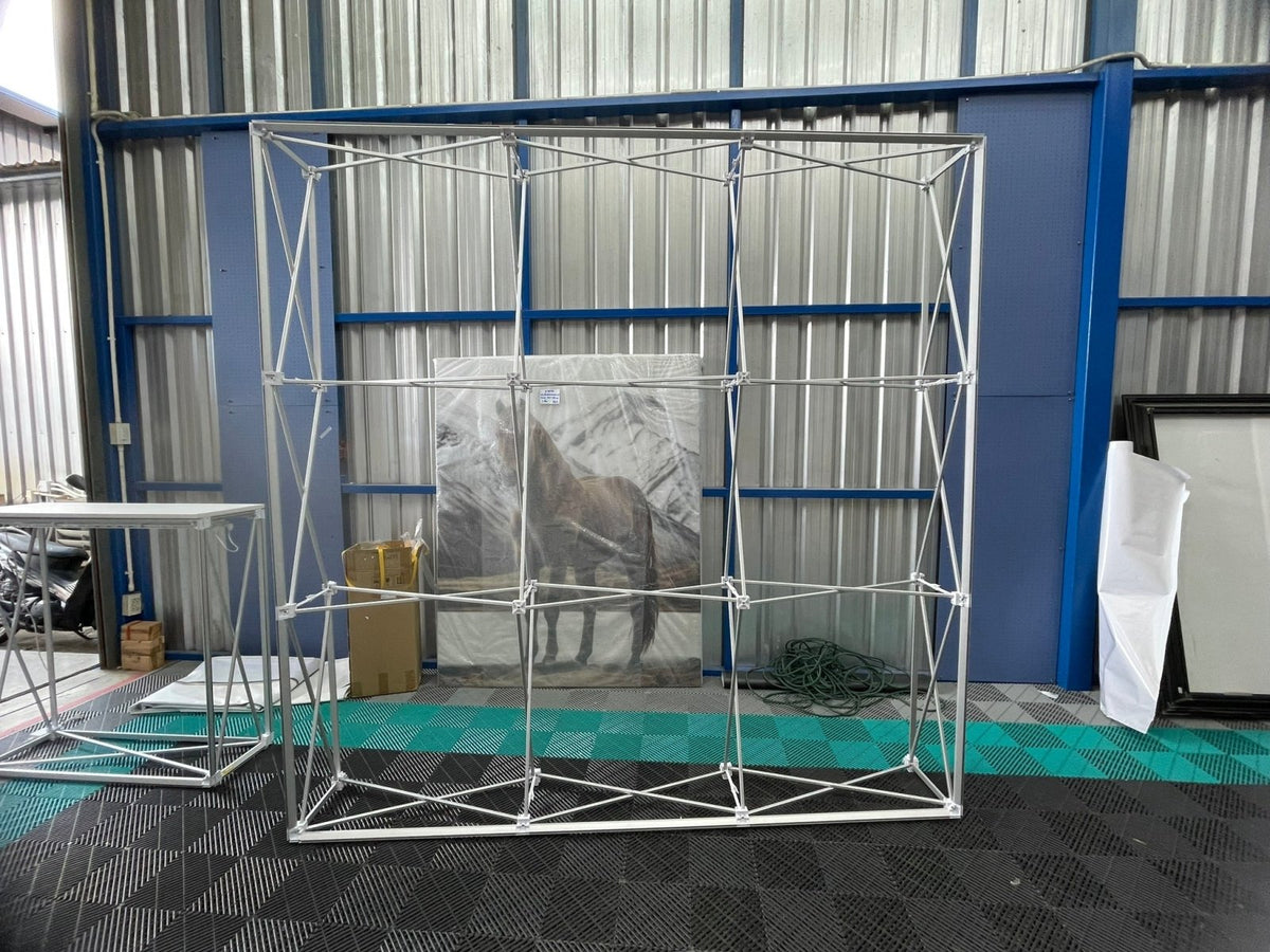 แบคดรอปผ้าไฟ LED โครงแกงการู น้ำหนักเบา ติดตั้งง่าย เหมาะสำหรับงานอีเวนต์และนิทรรศการ