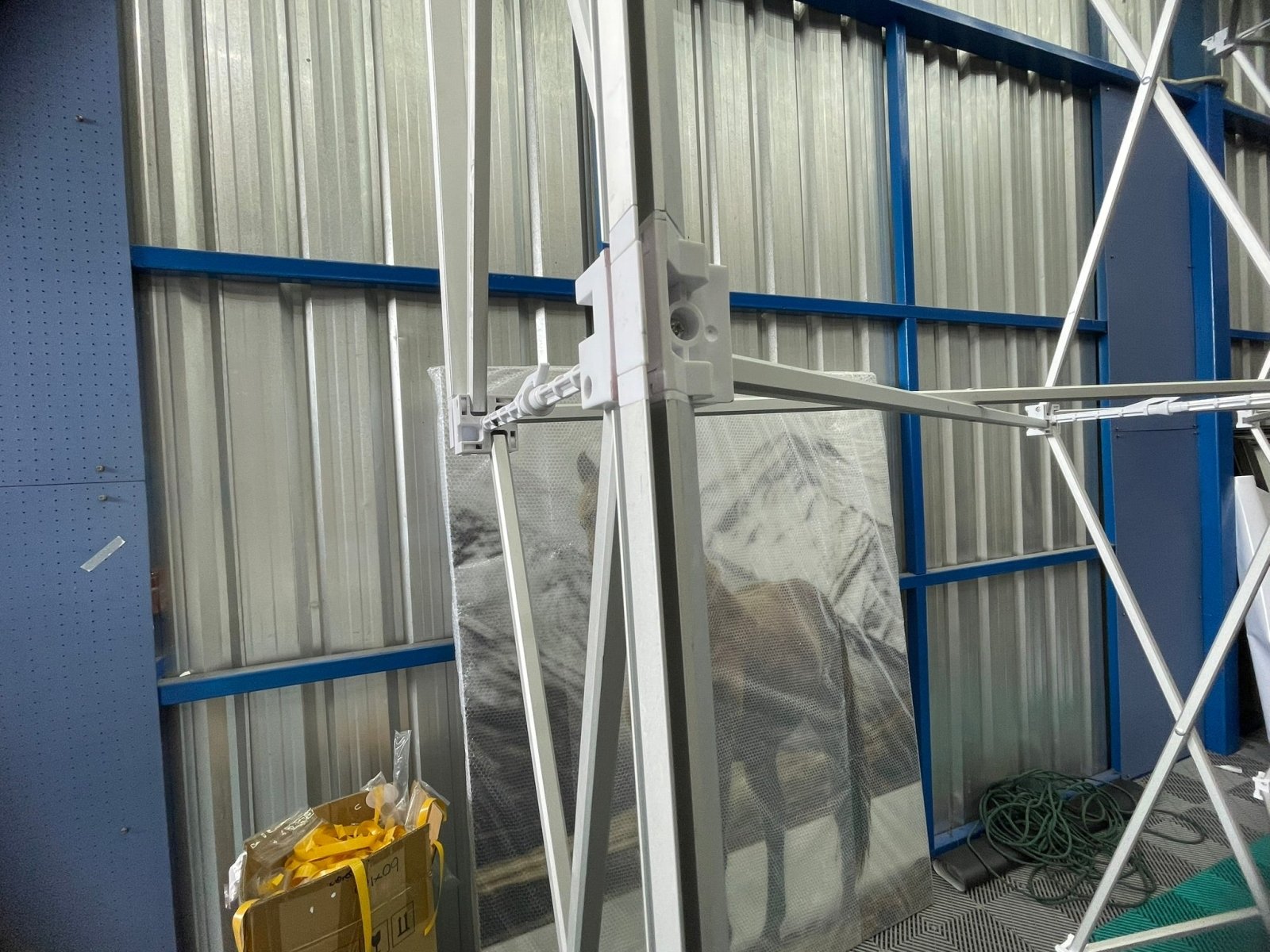 แบคดรอปผ้าไฟ LED โครงแกงการู น้ำหนักเบา ติดตั้งง่าย เหมาะสำหรับงานอีเวนต์และนิทรรศการ