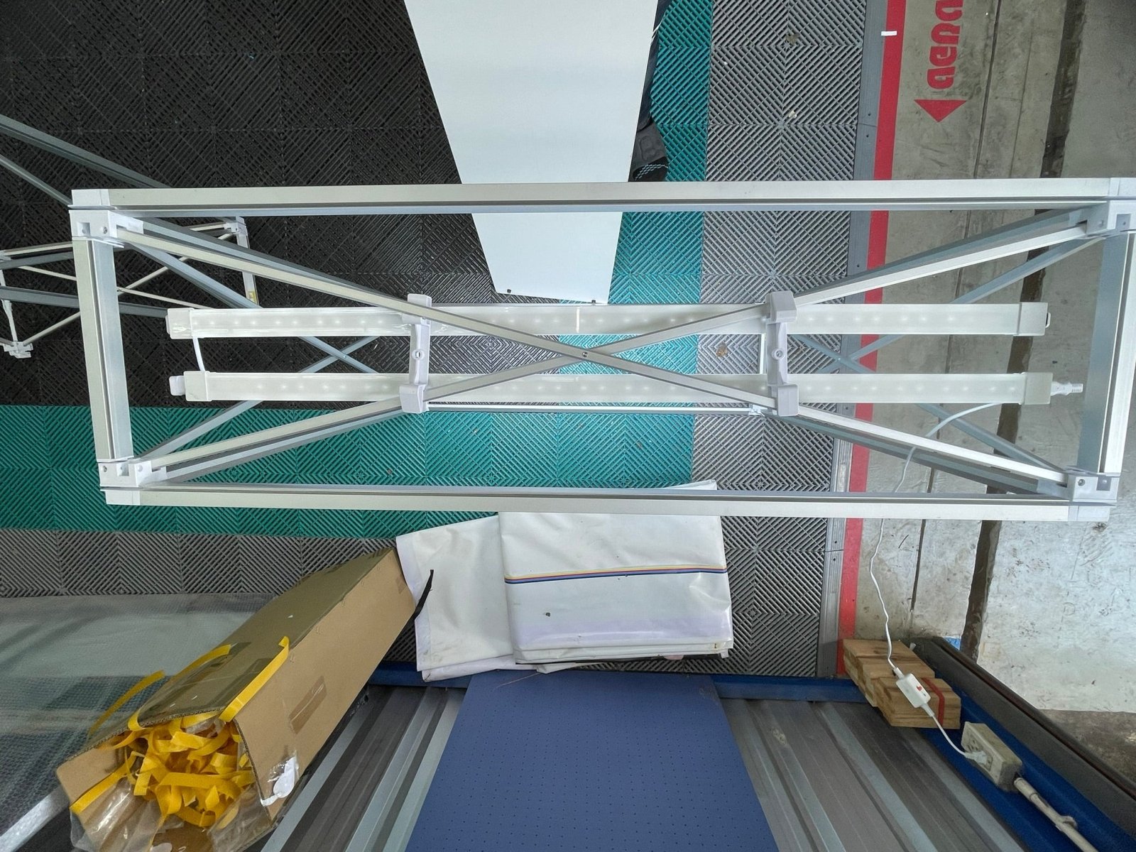 แบคดรอปผ้าไฟ LED โครงแกงการู น้ำหนักเบา ติดตั้งง่าย เหมาะสำหรับงานอีเวนต์และนิทรรศการ