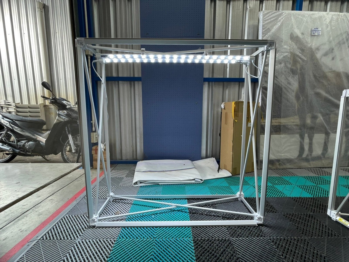 แบคดรอปผ้าไฟ LED โครงแกงการู น้ำหนักเบา ติดตั้งง่าย เหมาะสำหรับงานอีเวนต์และนิทรรศการ