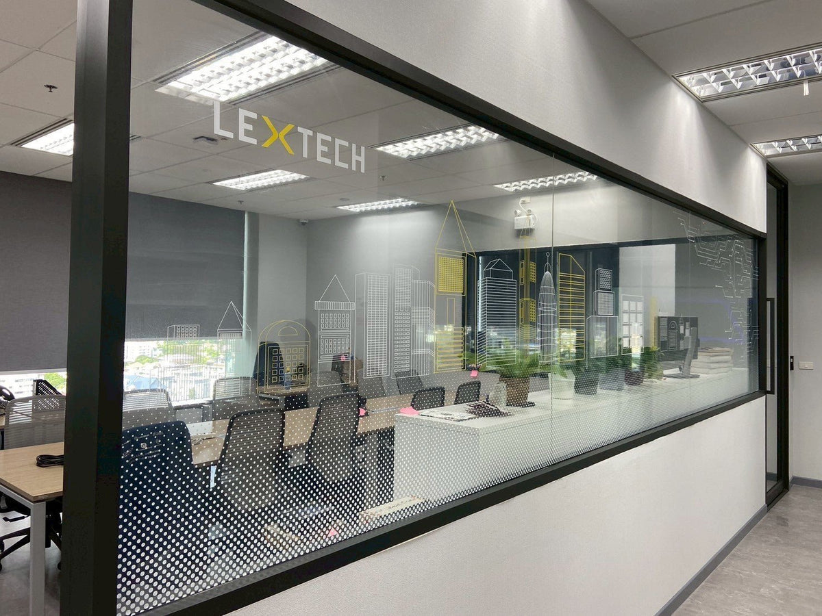 สติ๊กเกอร์ใสติดกระจก โปร่งใส พิมพ์คมชัด เหมาะสำหรับโชว์รูม ร้านค้า และงานตกแต่งอาคาร