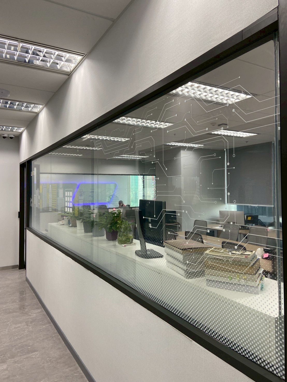 สติ๊กเกอร์ใสติดกระจก โปร่งใส พิมพ์คมชัด เหมาะสำหรับโชว์รูม ร้านค้า และงานตกแต่งอาคาร