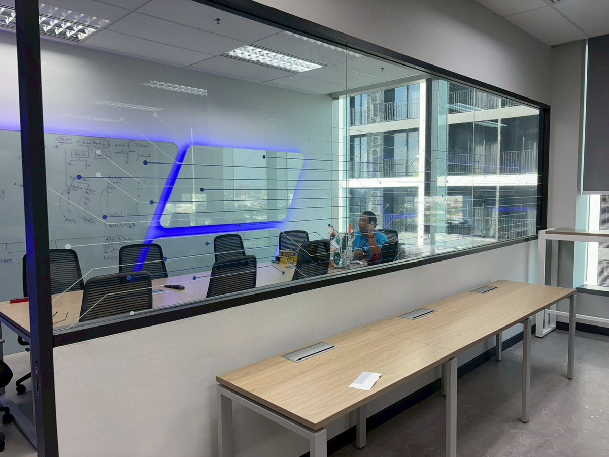 สติ๊กเกอร์ใสติดกระจก โปร่งใส พิมพ์คมชัด เหมาะสำหรับโชว์รูม ร้านค้า และงานตกแต่งอาคาร