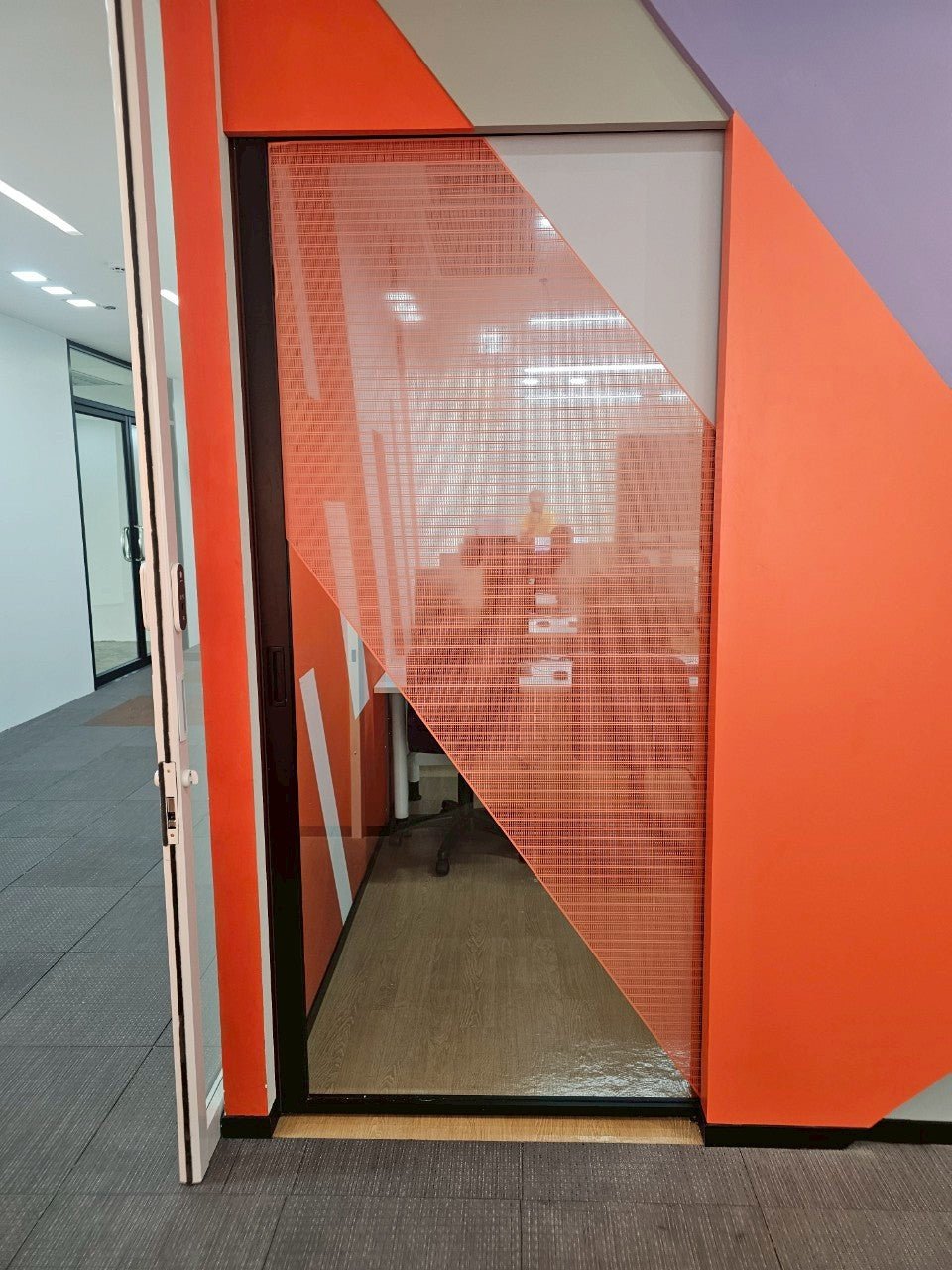 สติ๊กเกอร์ใสติดกระจก โปร่งใส พิมพ์คมชัด เหมาะสำหรับโชว์รูม ร้านค้า และงานตกแต่งอาคาร