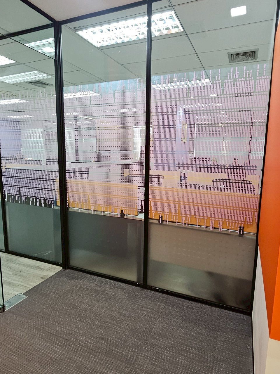 สติ๊กเกอร์ใสติดกระจก โปร่งใส พิมพ์คมชัด เหมาะสำหรับโชว์รูม ร้านค้า และงานตกแต่งอาคาร