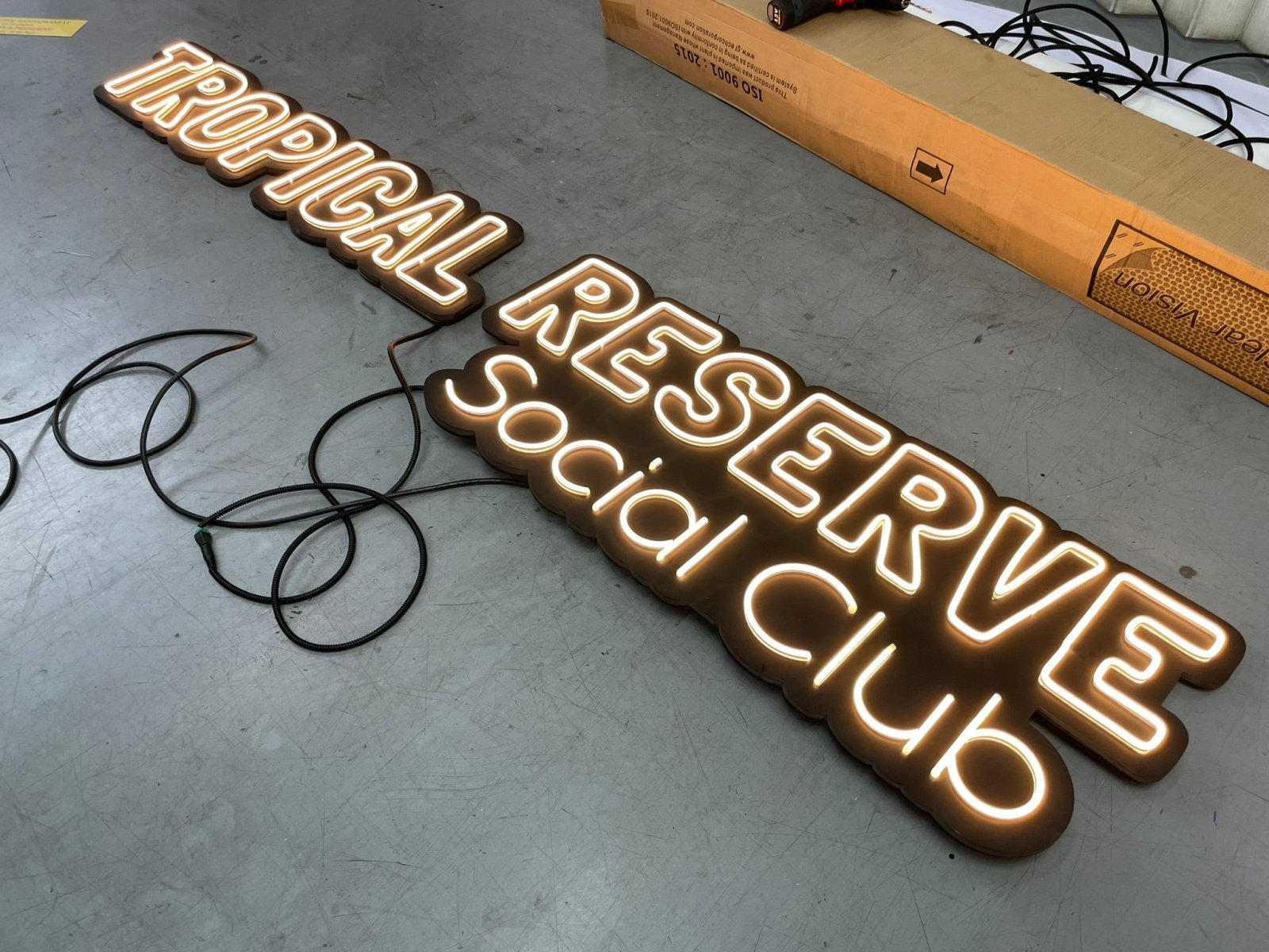ป้ายไฟนีออน Neon Sign สีสันสดใส ดัดโค้งตามแบบ สวยงามสะดุดตา เหมาะสำหรับร้านอาหาร คาเฟ่ บาร์ และงานตกแต่ง