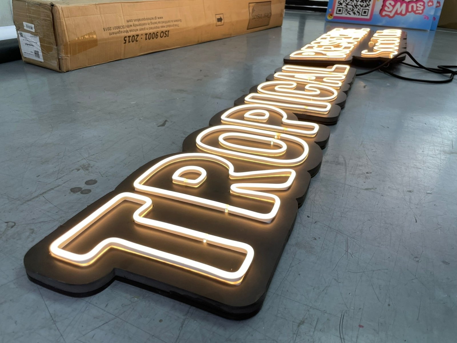 ป้ายไฟนีออน Neon Sign สีสันสดใส ดัดโค้งตามแบบ สวยงามสะดุดตา เหมาะสำหรับร้านอาหาร คาเฟ่ บาร์ และงานตกแต่ง